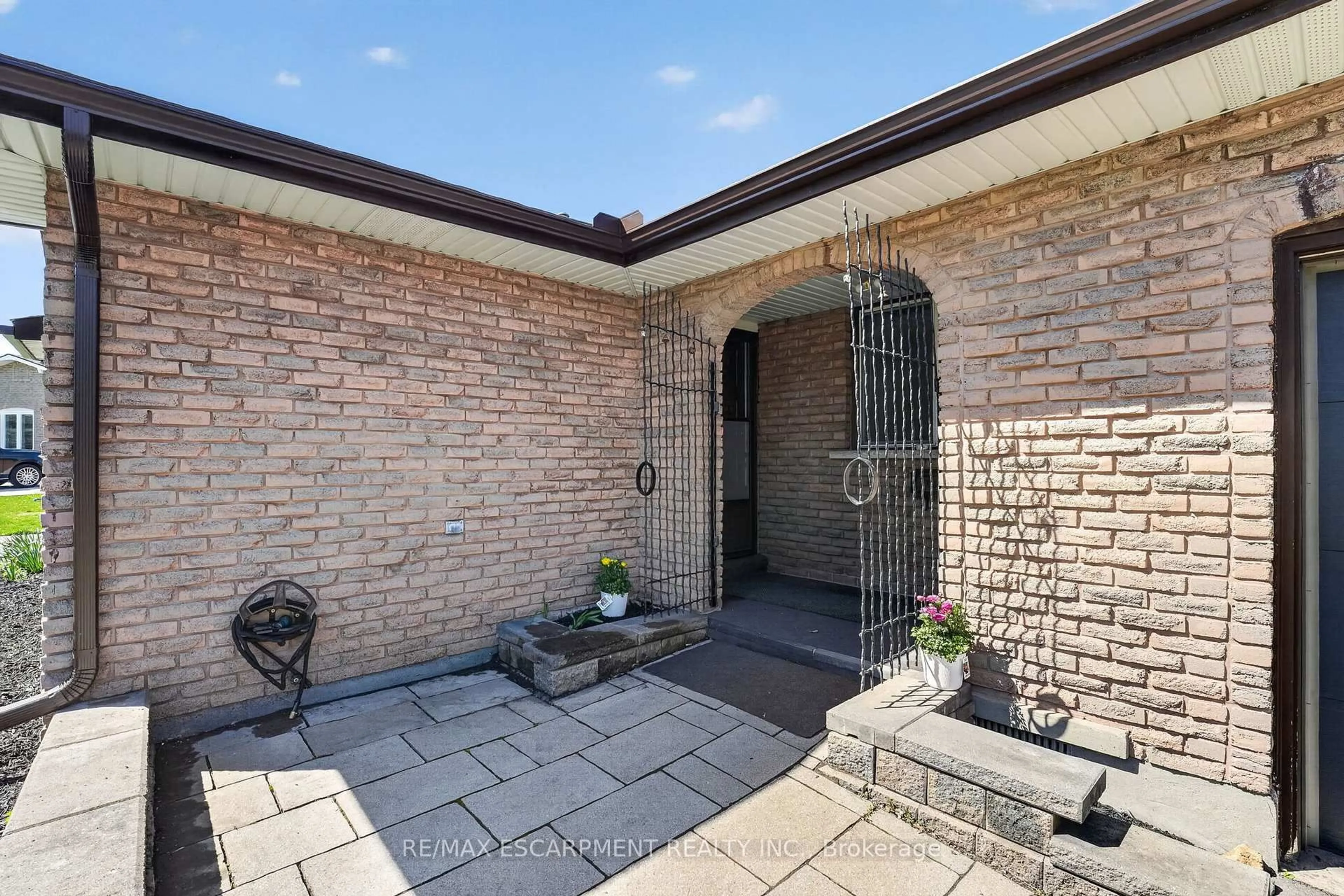 Unknown for 13 Cascade Crt, St. Catharines Ontario L2P 1T5