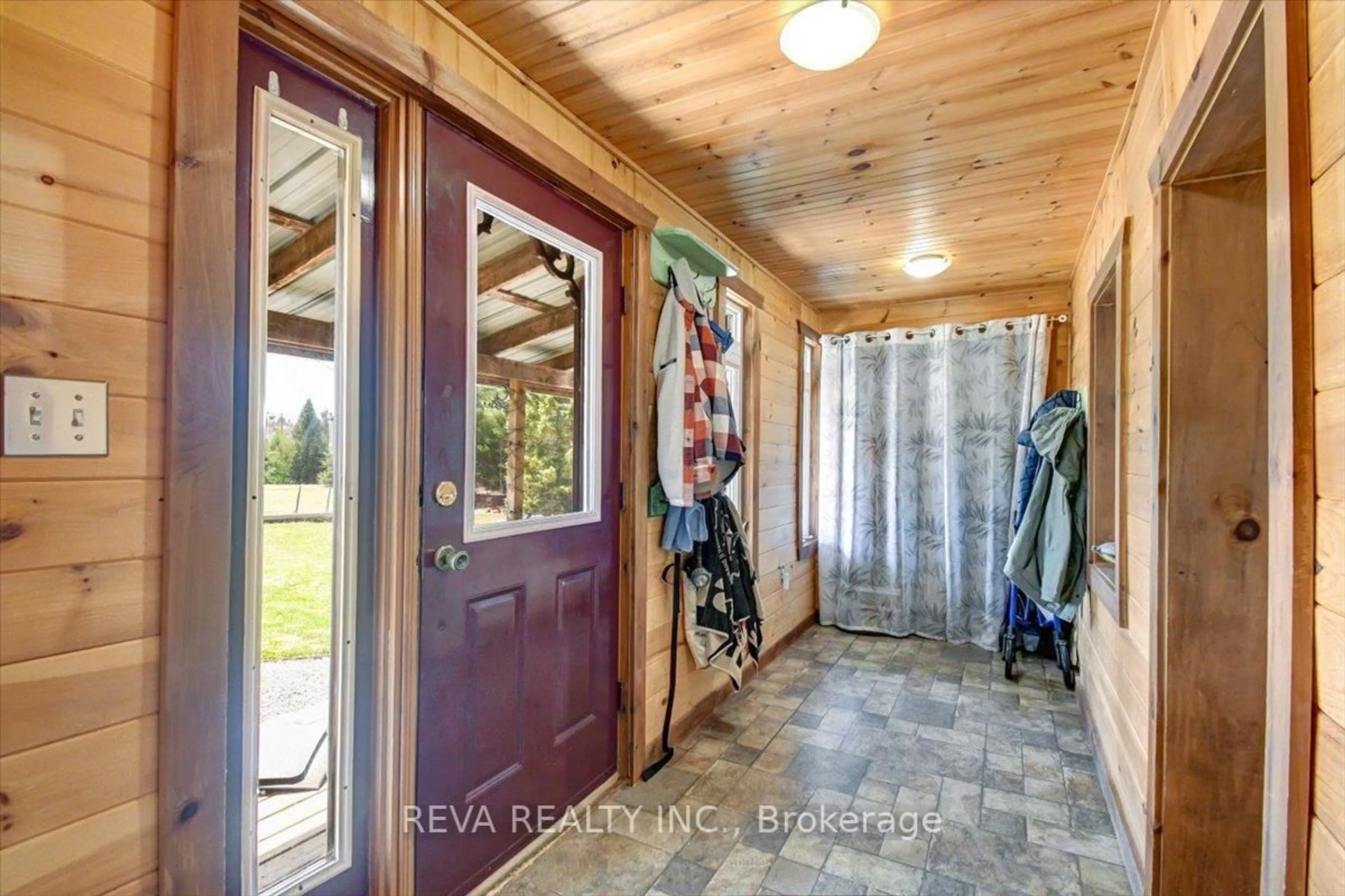 Indoor entryway for 344 Hutson Lake Rd, Griffith Ontario K0J 2R0