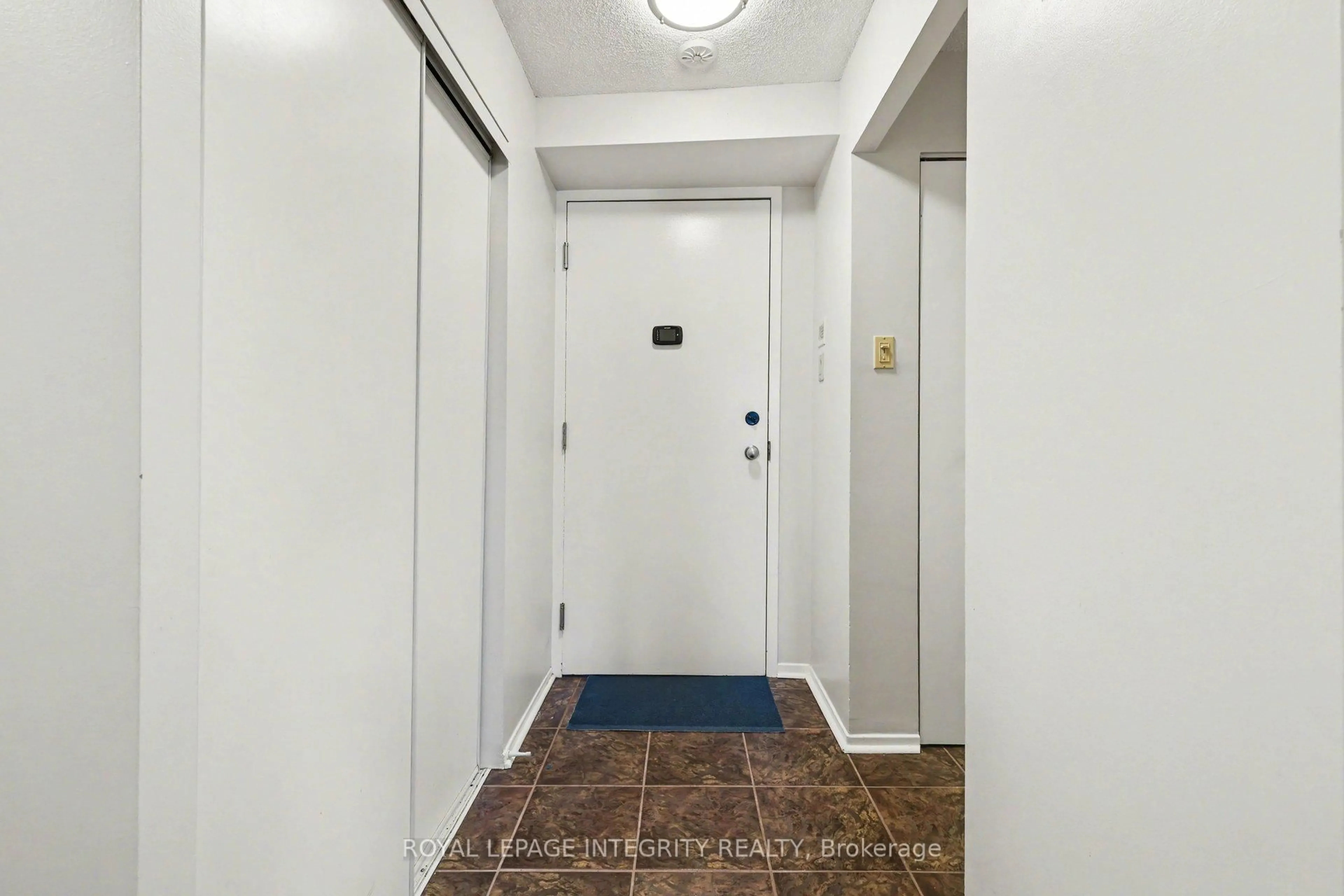 Indoor foyer for 1025 Grenon Ave #928, Ottawa Ontario K2B 8S5