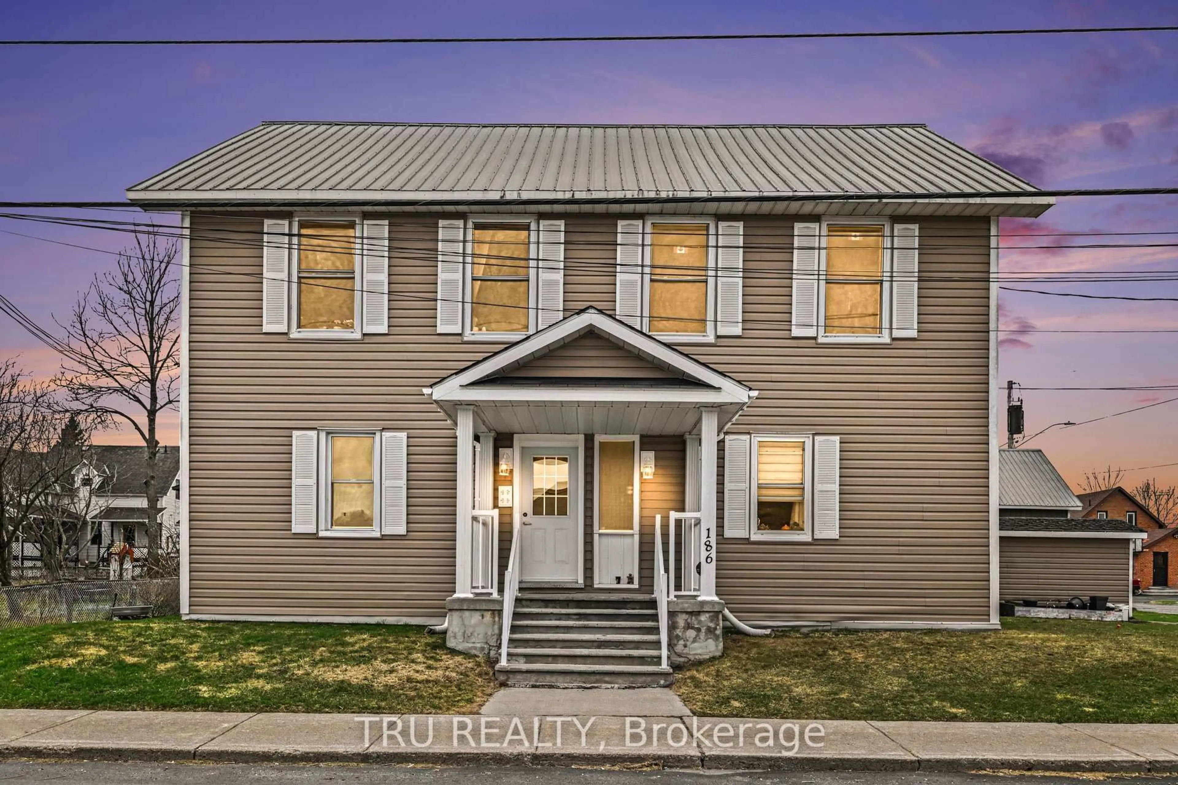 Home with vinyl exterior material, building for 186 Water St, Almonte Ontario K0A 1A0