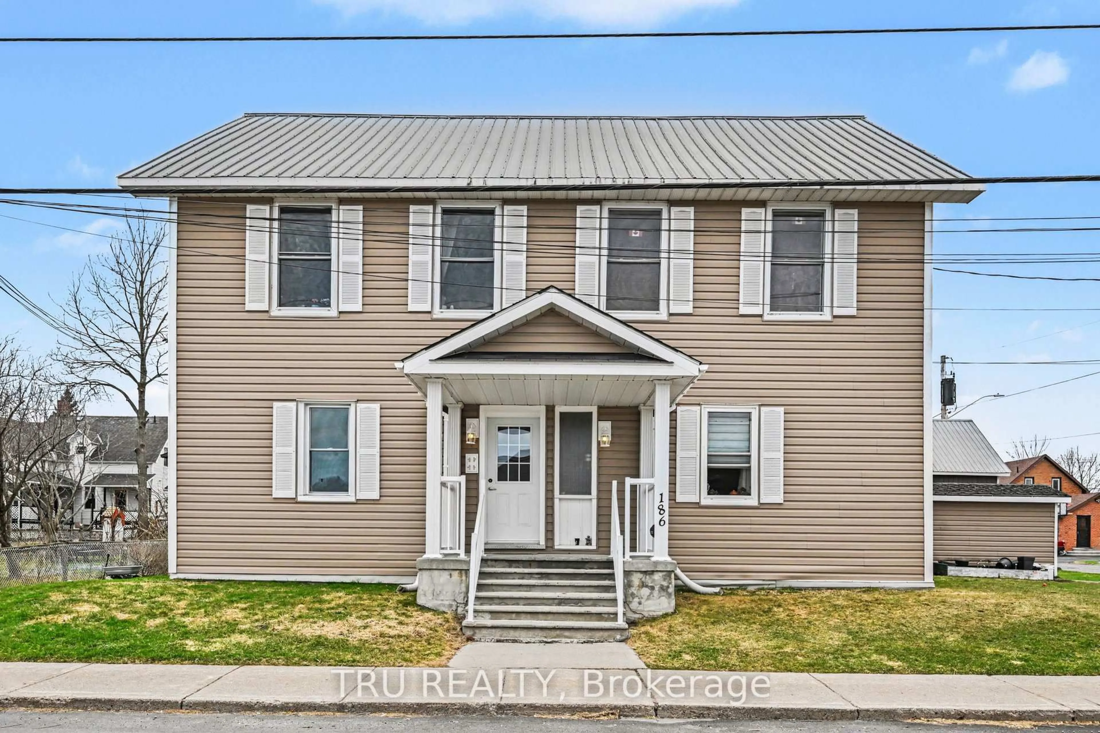 Home with vinyl exterior material, building for 186 Water St, Almonte Ontario K0A 1A0