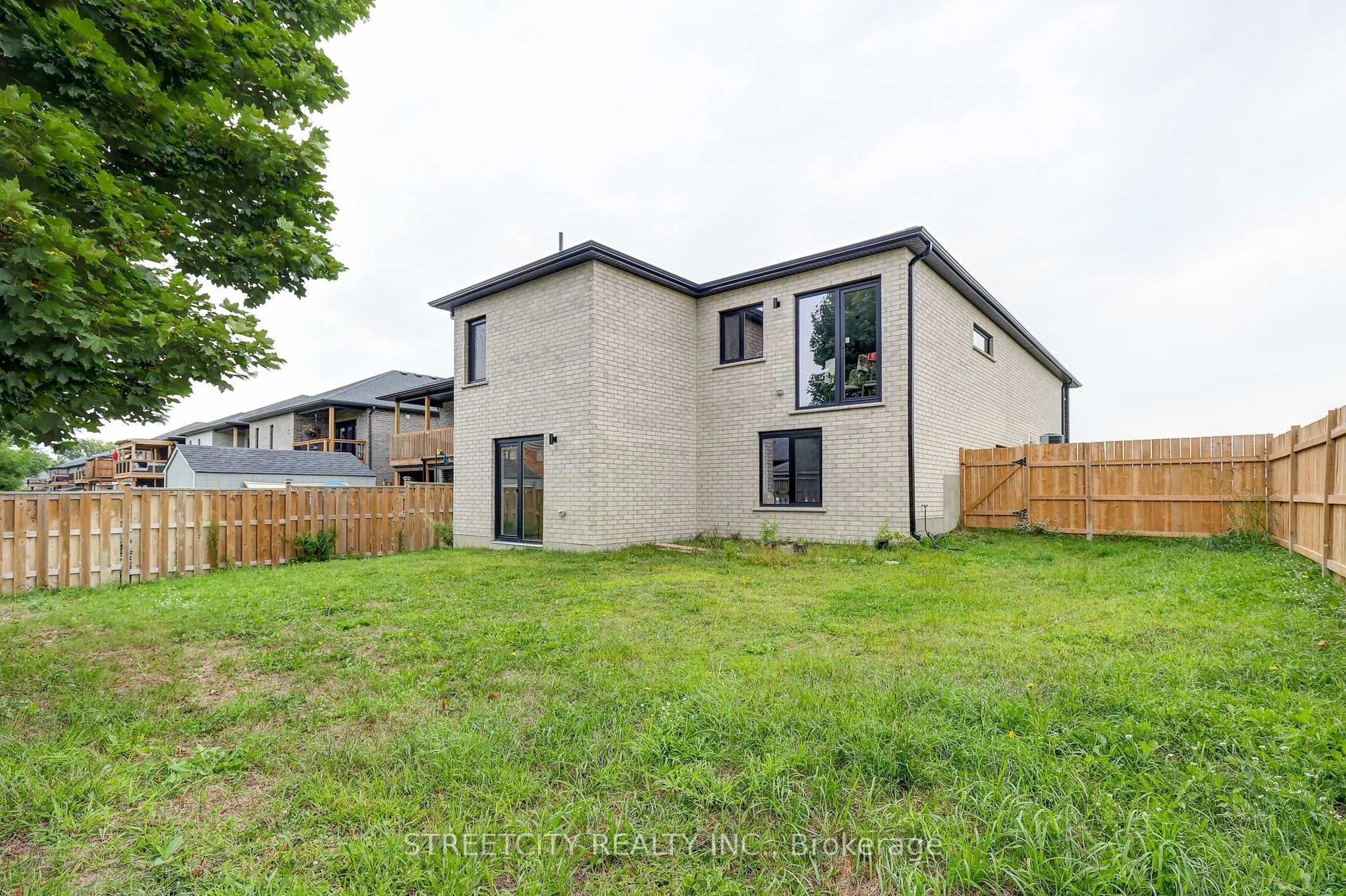 A pic from outside/outdoor area/front of a property/back of a property/a pic from drone, unknown for 42 Alexander Circ, Strathroy-Caradoc Ontario N7G 0B5