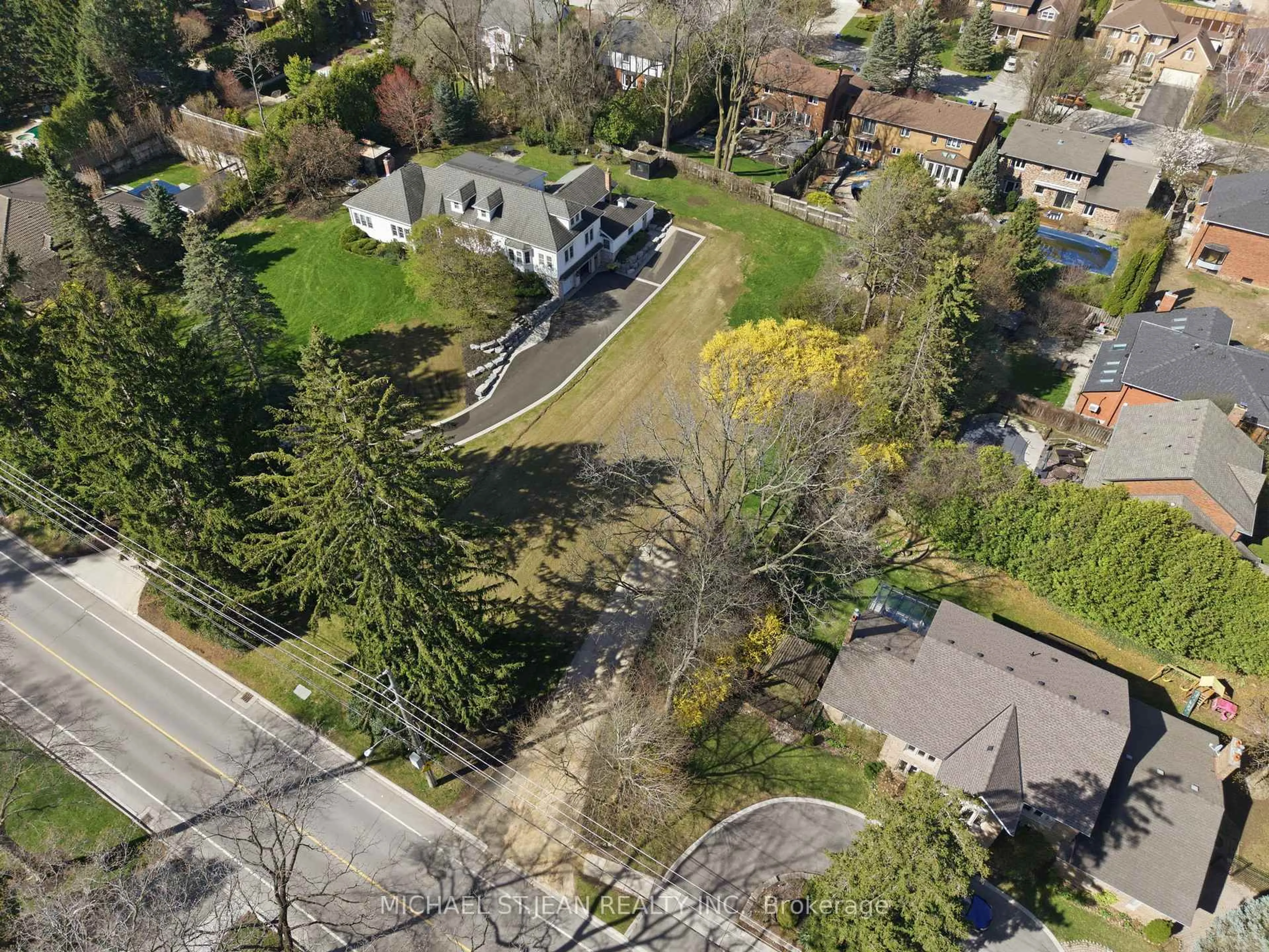 A pic from outside/outdoor area/front of a property/back of a property/a pic from drone, street for 206 Lovers Lane, Hamilton Ontario L9G 1G9