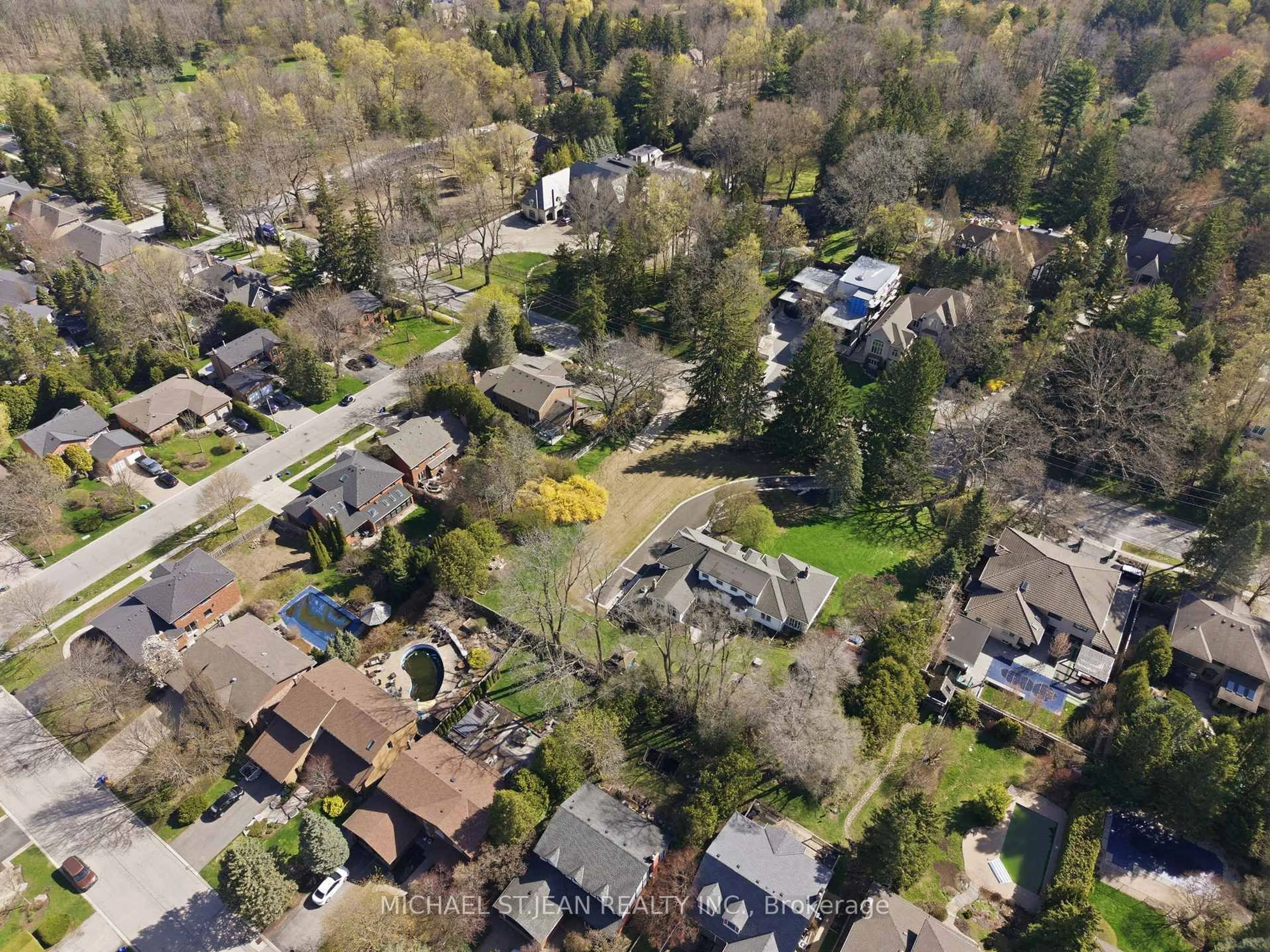 A pic from outside/outdoor area/front of a property/back of a property/a pic from drone, street for 206 Lovers Lane, Hamilton Ontario L9G 1G9