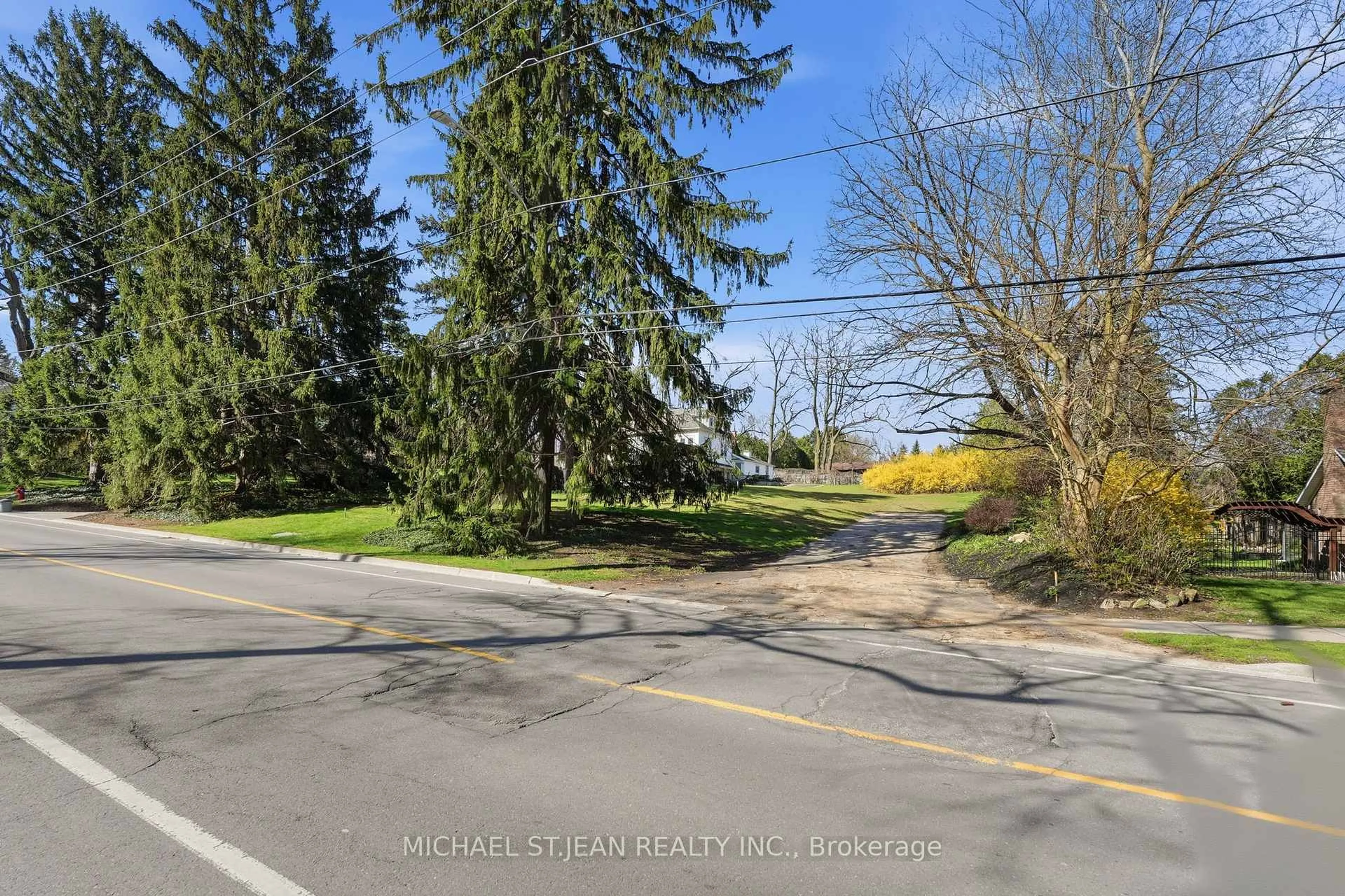 A pic from outside/outdoor area/front of a property/back of a property/a pic from drone, street for 206 Lovers Lane, Hamilton Ontario L9G 1G9