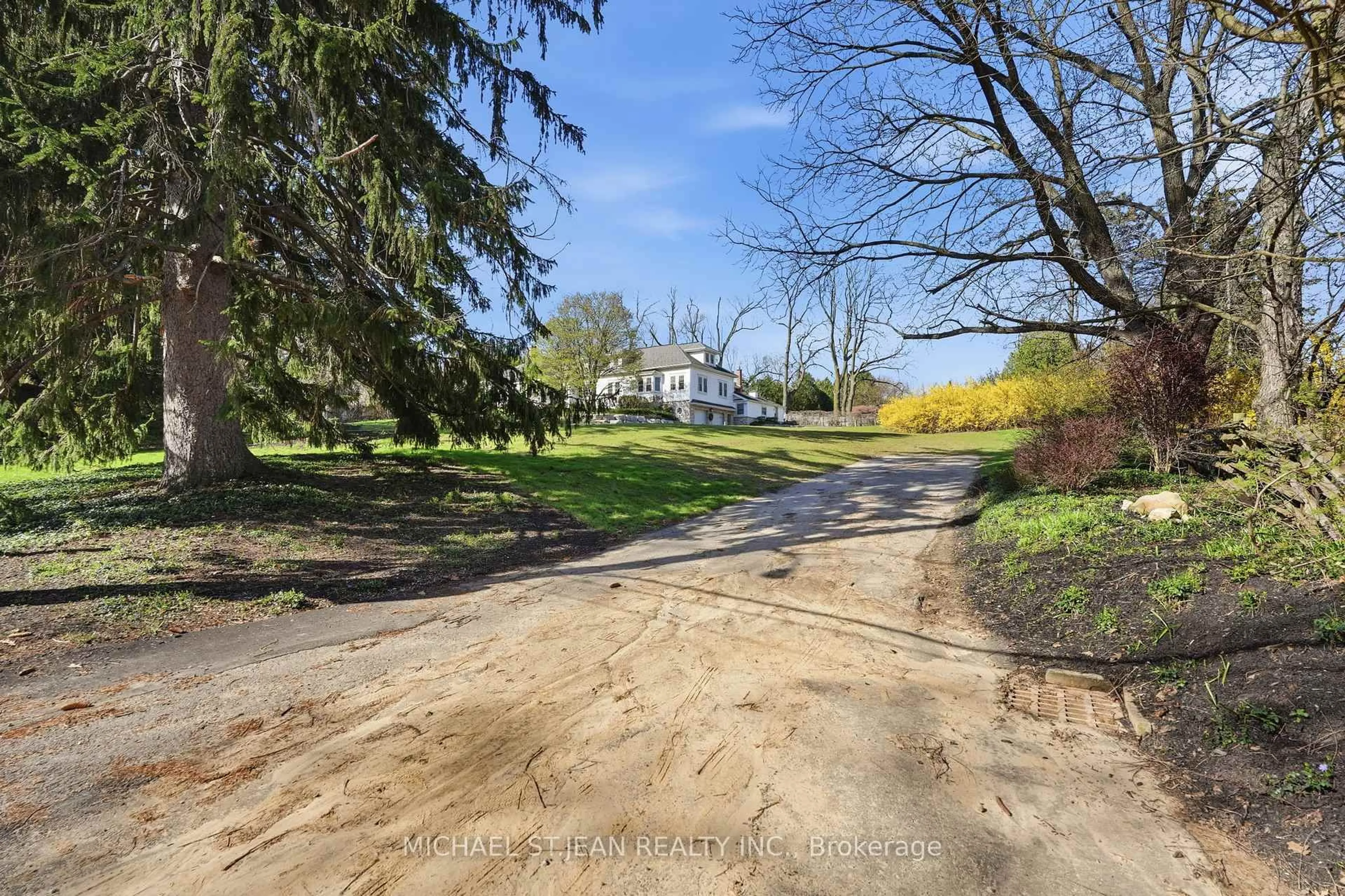 A pic from outside/outdoor area/front of a property/back of a property/a pic from drone, street for 206 Lovers Lane, Hamilton Ontario L9G 1G9