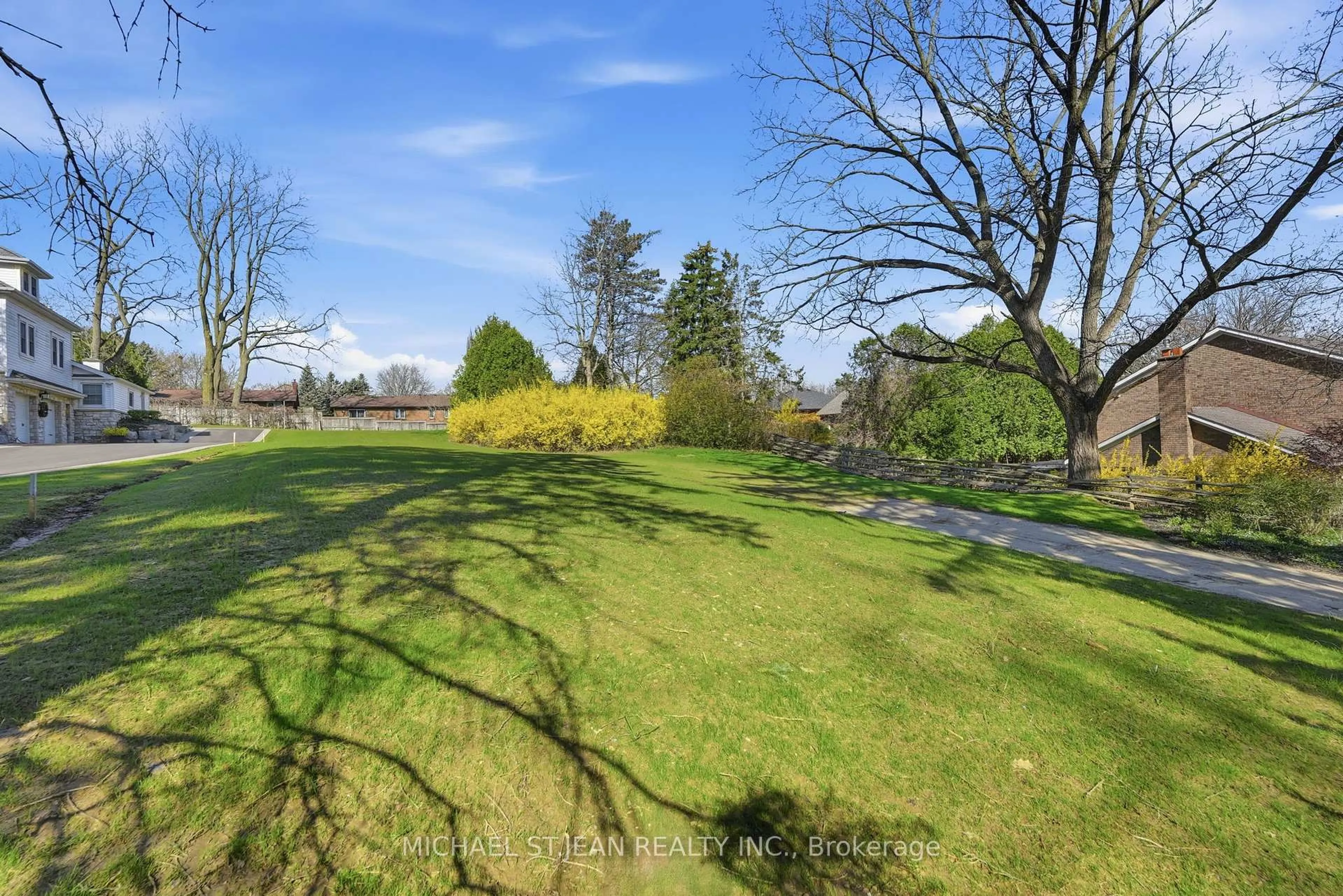 A pic from outside/outdoor area/front of a property/back of a property/a pic from drone, unknown for 206 Lovers Lane, Hamilton Ontario L9G 1G9