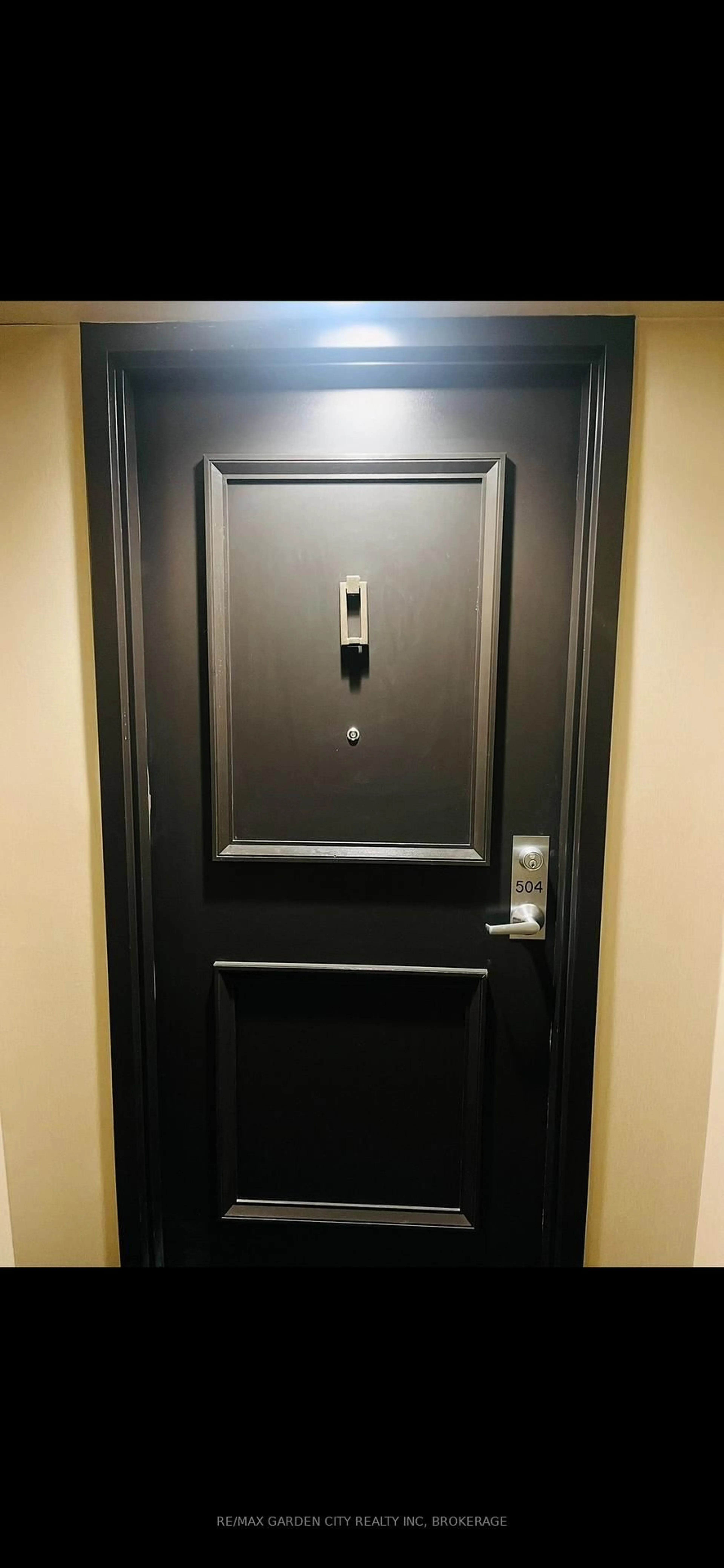 Indoor foyer for 8111 Forest Glen Dr #504, Niagara Falls Ontario L2H 2Y7