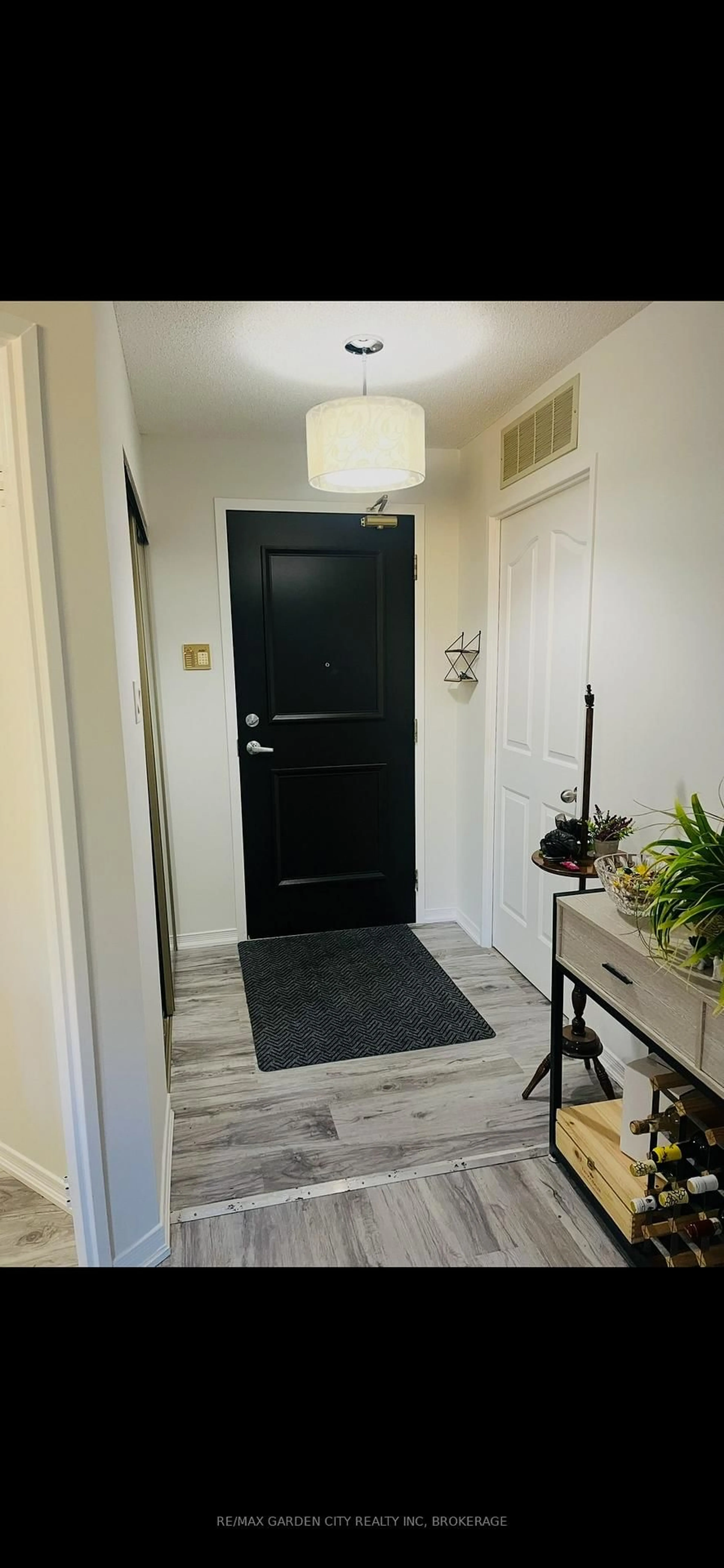 Indoor entryway for 8111 Forest Glen Dr #504, Niagara Falls Ontario L2H 2Y7