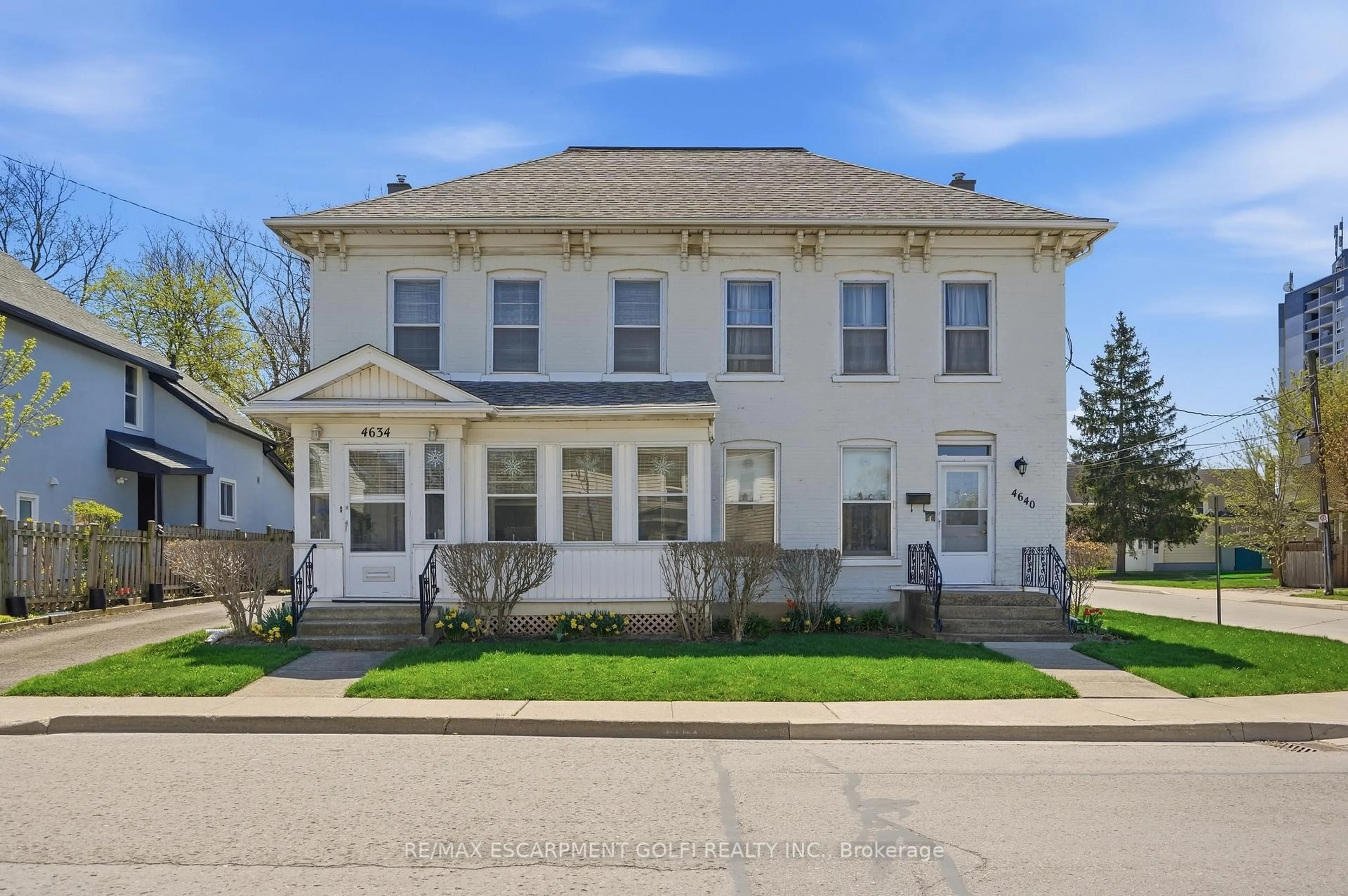 Home with vinyl exterior material, street for 4640 Morrison St, Niagara Falls Ontario L2E 2B7