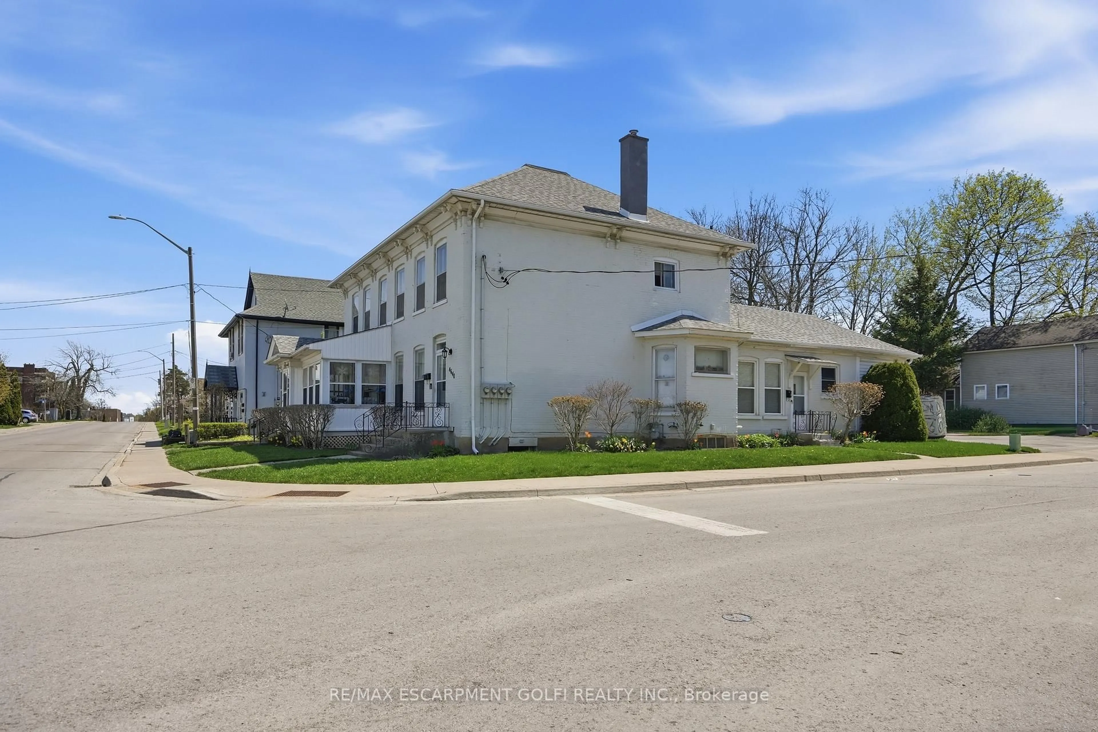 A pic from outside/outdoor area/front of a property/back of a property/a pic from drone, street for 4640 Morrison St, Niagara Falls Ontario L2E 2B7