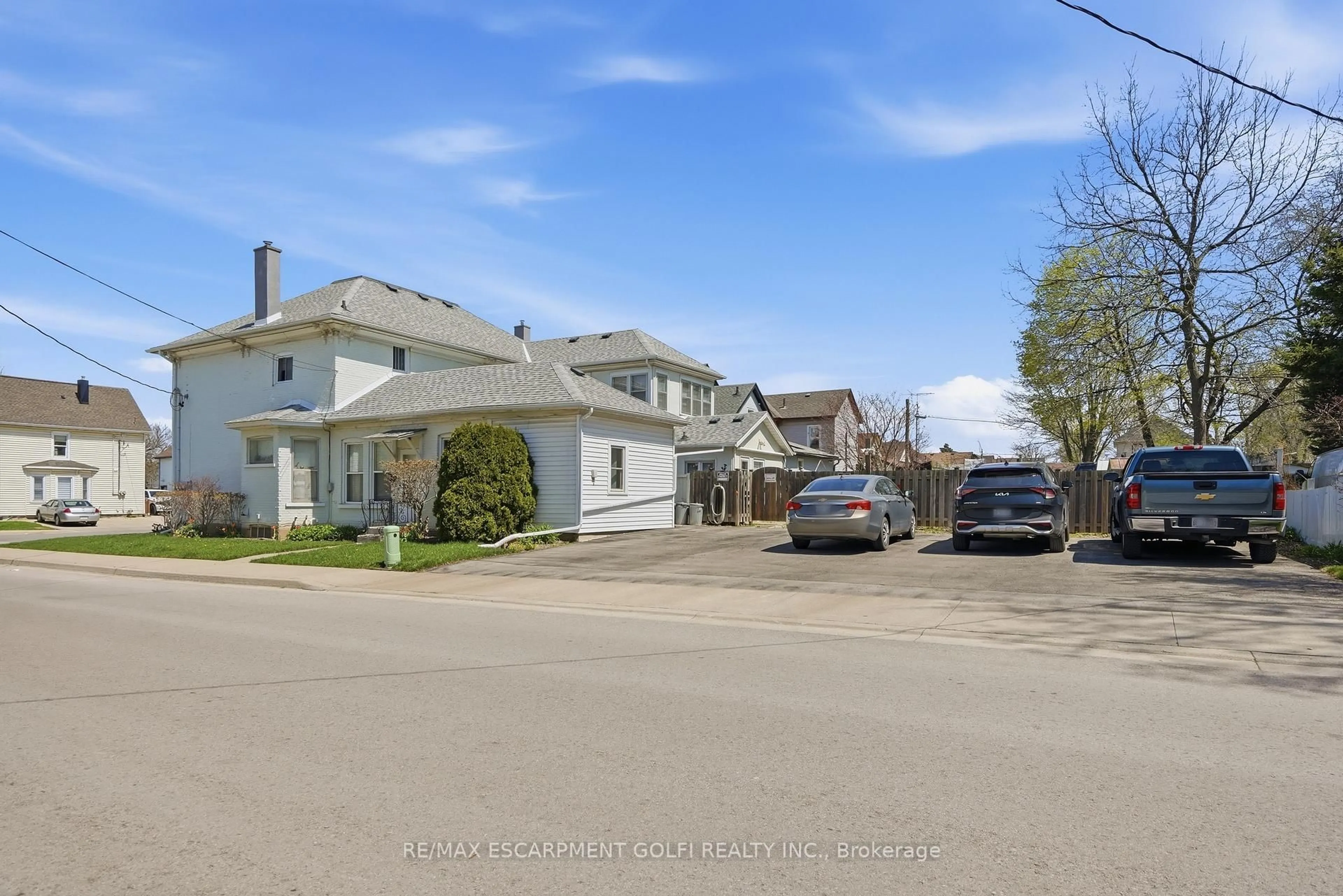 A pic from outside/outdoor area/front of a property/back of a property/a pic from drone, street for 4640 Morrison St, Niagara Falls Ontario L2E 2B7