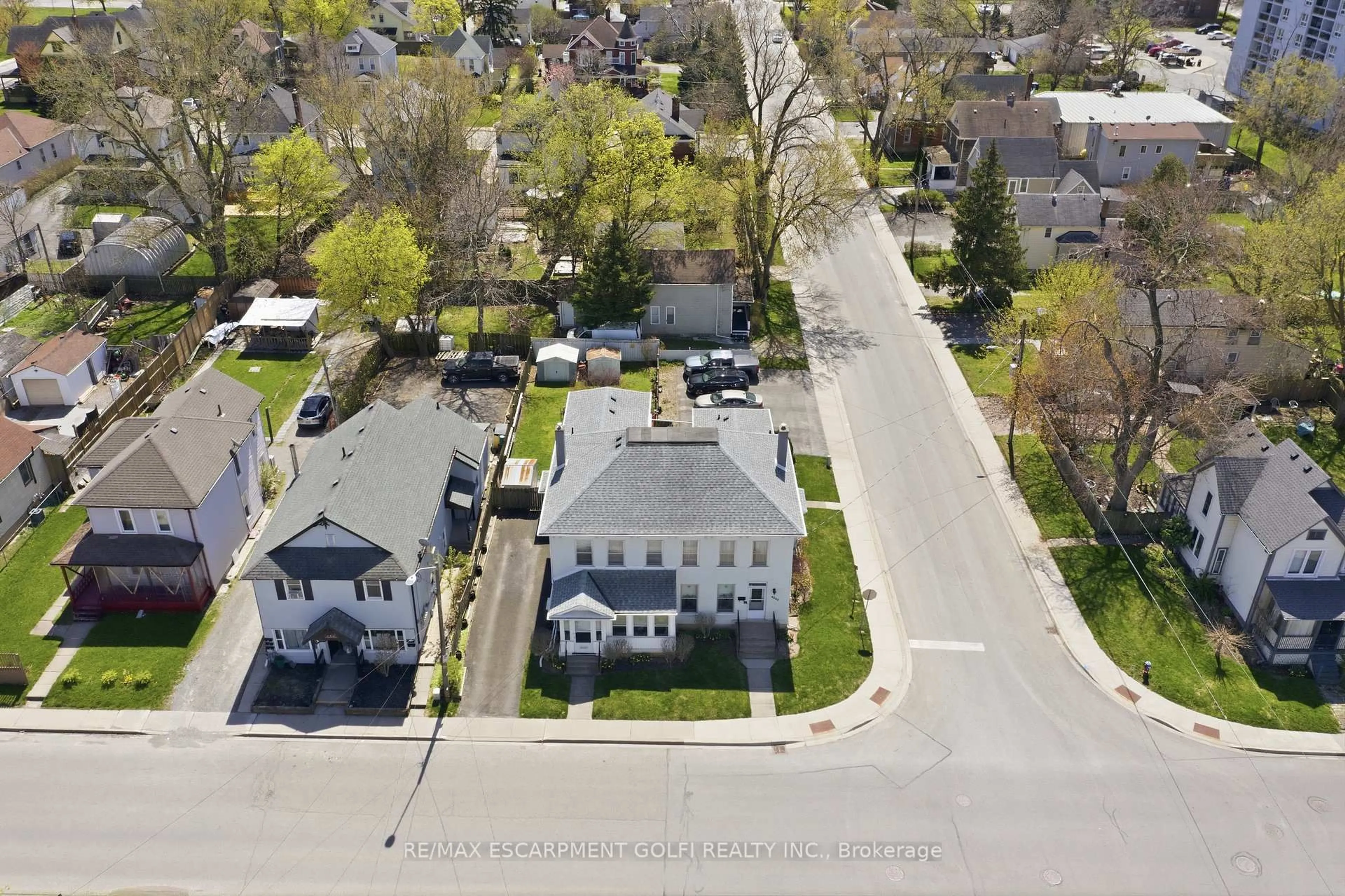A pic from outside/outdoor area/front of a property/back of a property/a pic from drone, street for 4640 Morrison St, Niagara Falls Ontario L2E 2B7