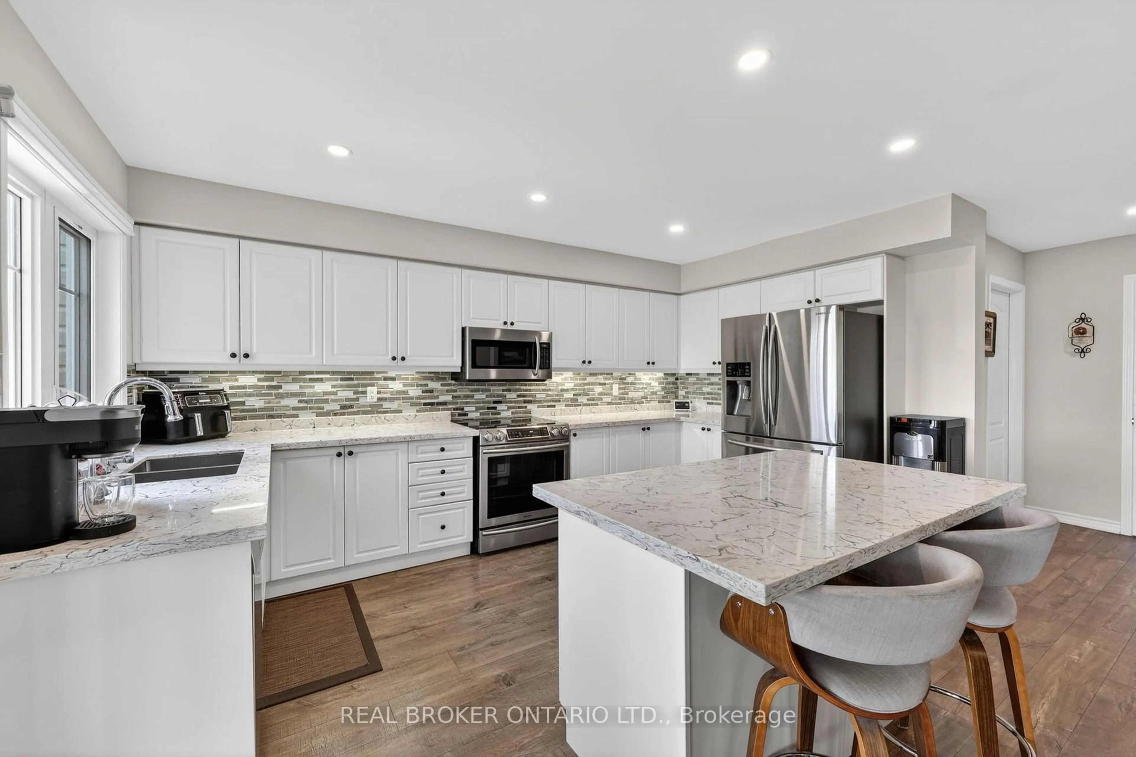 Open concept kitchen, ceramic/tile floor for 50 Masters Cres, Georgian Bay Ontario L0K 1S0