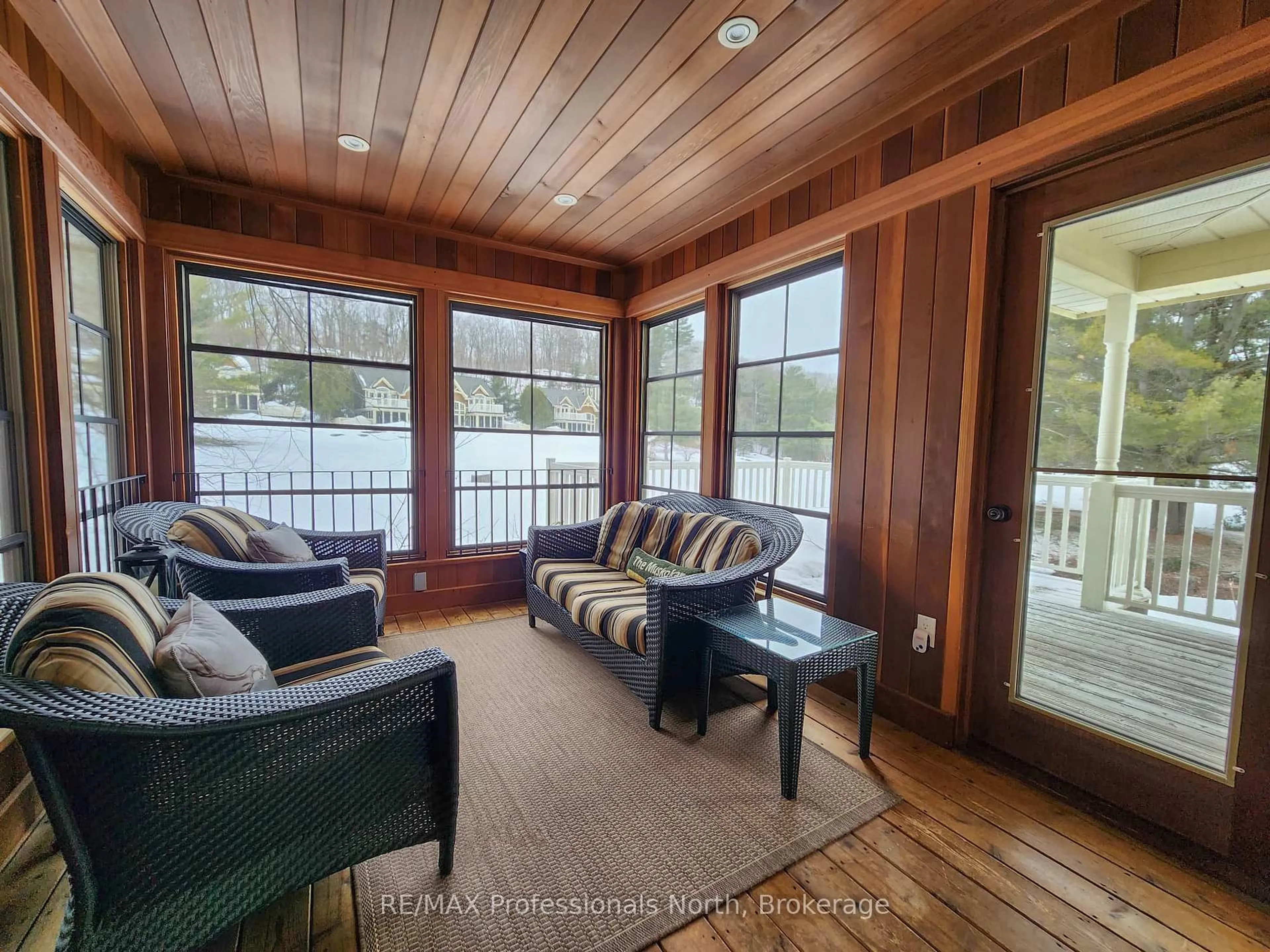 Living room with furniture, wood/laminate floor for 3876 MUSKOKA 118 Rd #C6/W1, Muskoka Lakes Ontario P0B 1J0
