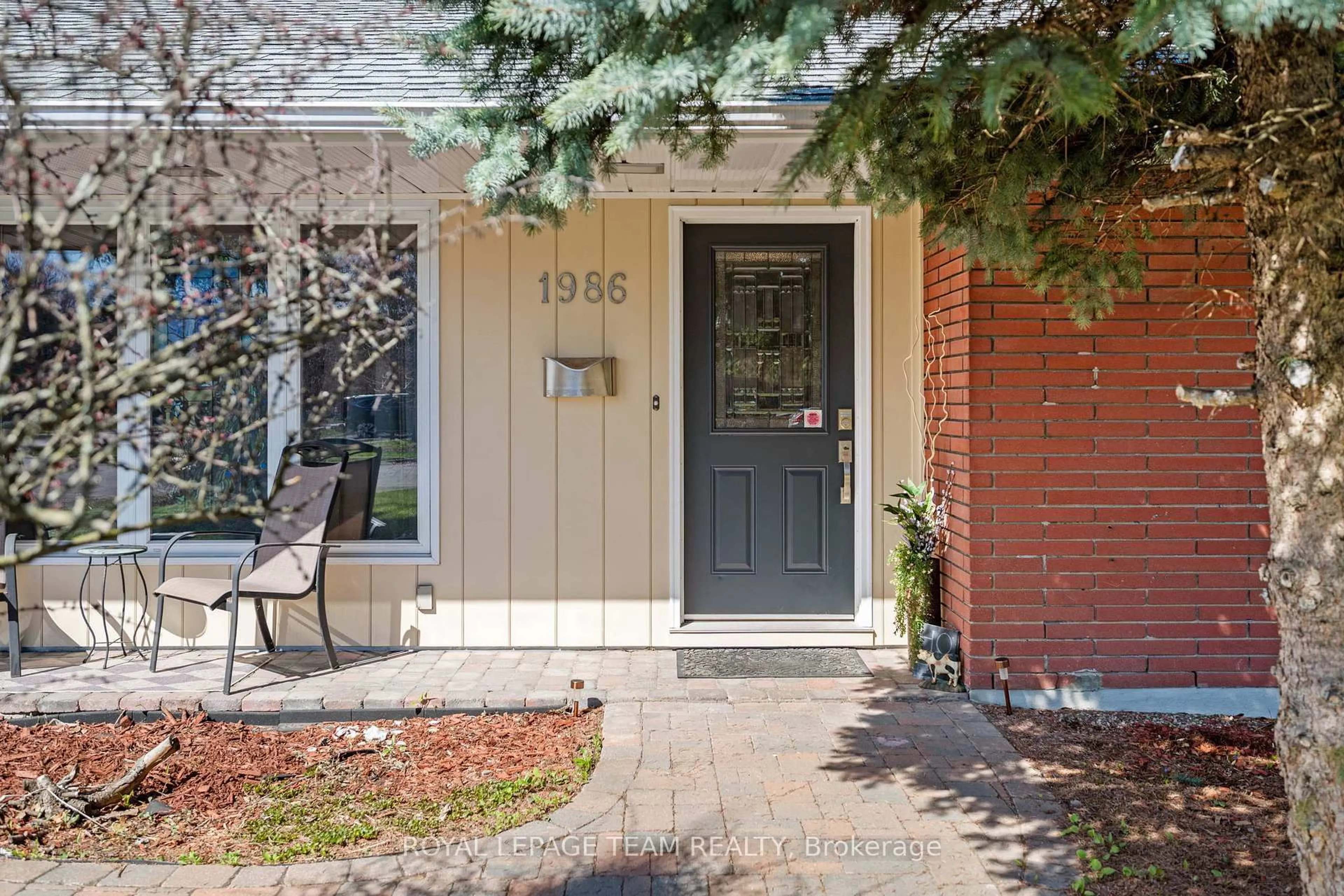 Unknown for 1986 Fairbanks Ave, Ottawa Ontario K1H 5Y6