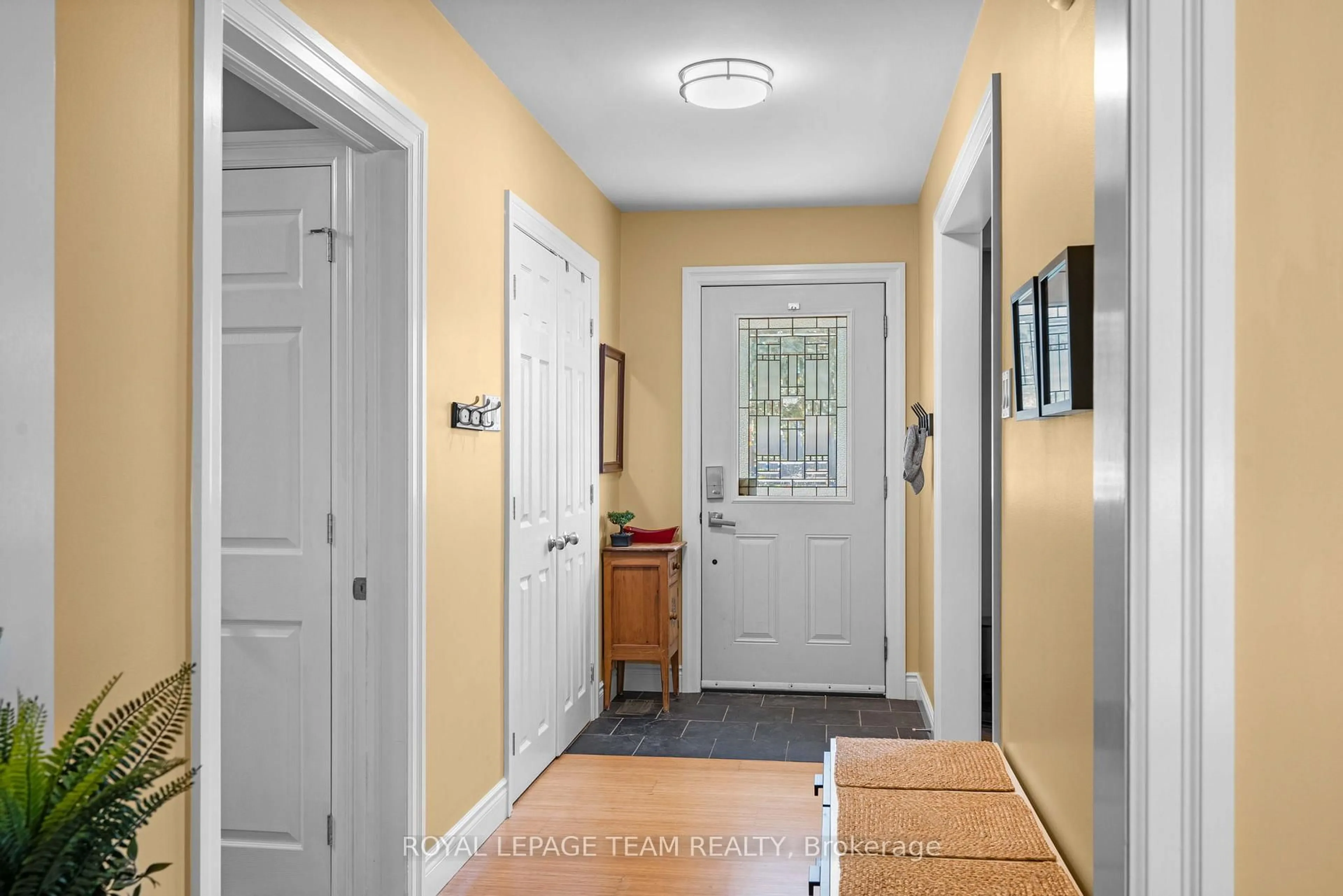 Indoor entryway for 1986 Fairbanks Ave, Ottawa Ontario K1H 5Y6