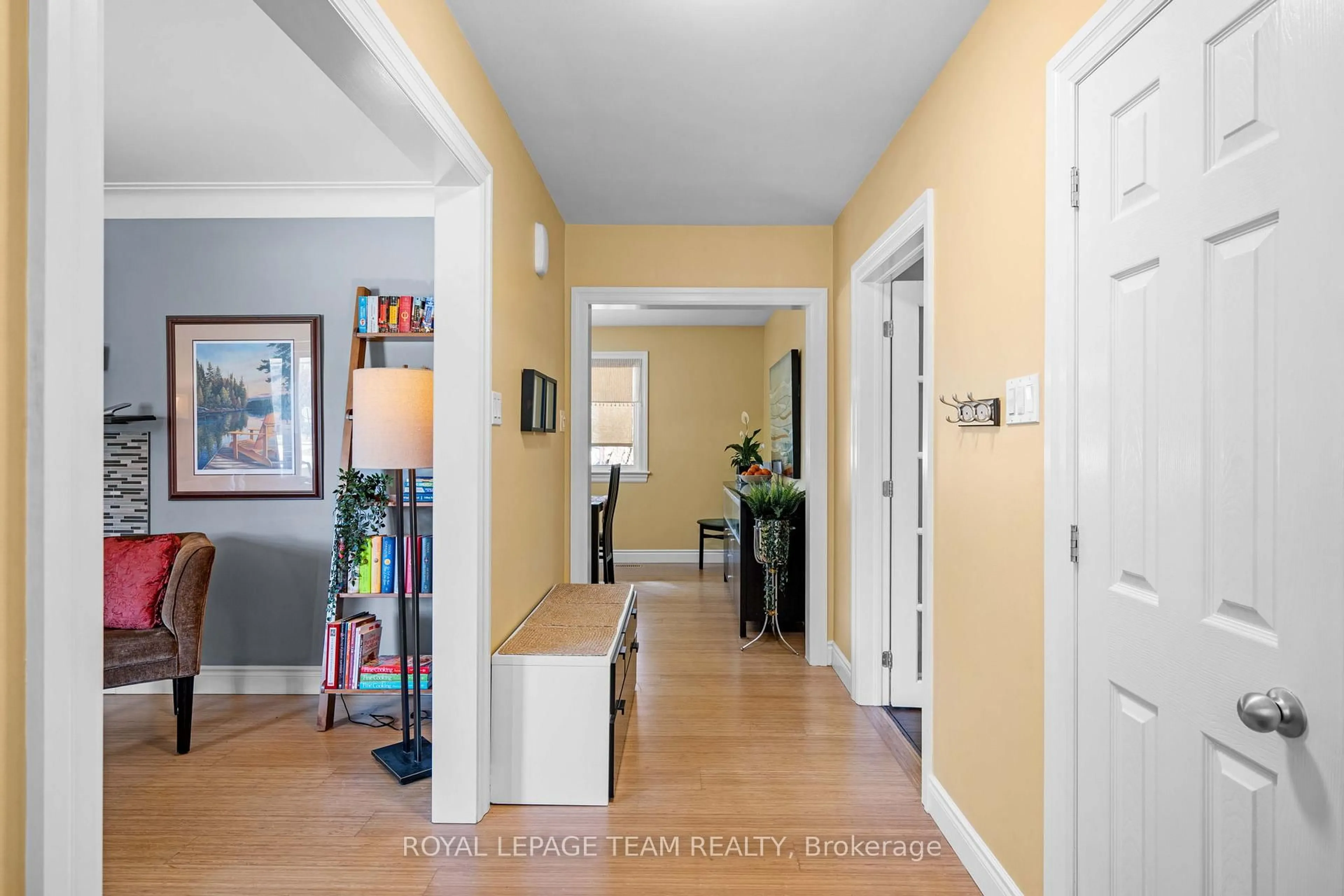 Indoor entryway for 1986 Fairbanks Ave, Ottawa Ontario K1H 5Y6