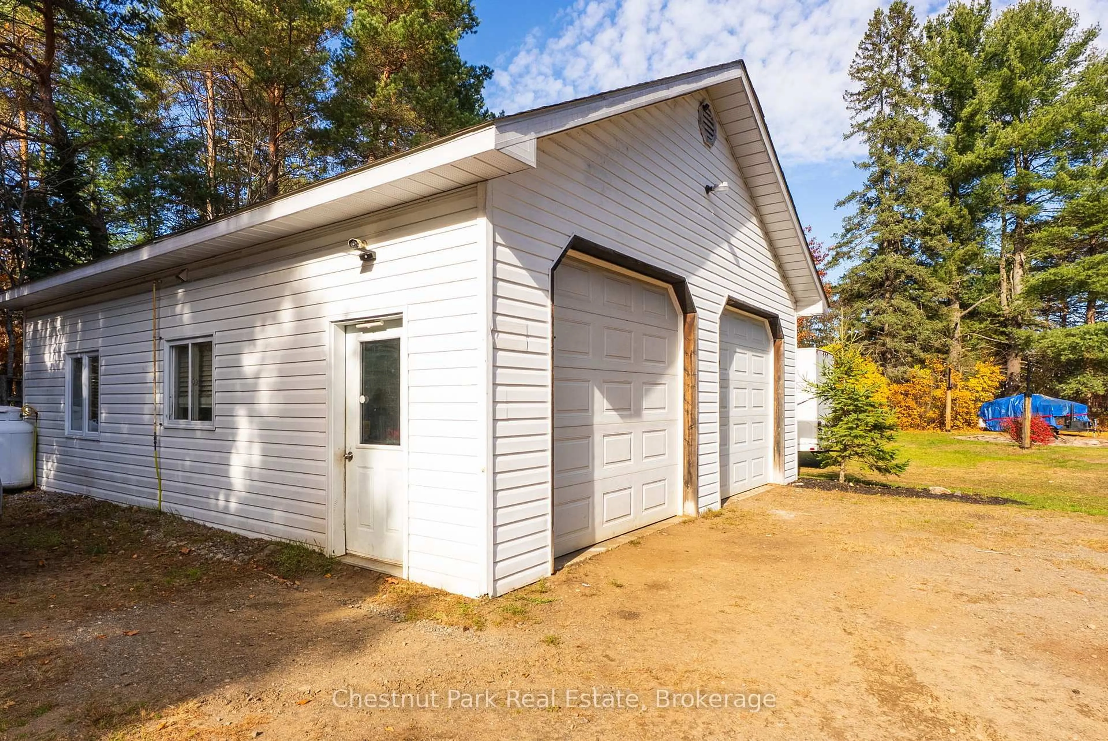 Indoor garage for 75 Pond Cres, Huntsville Ontario P0A 1R0