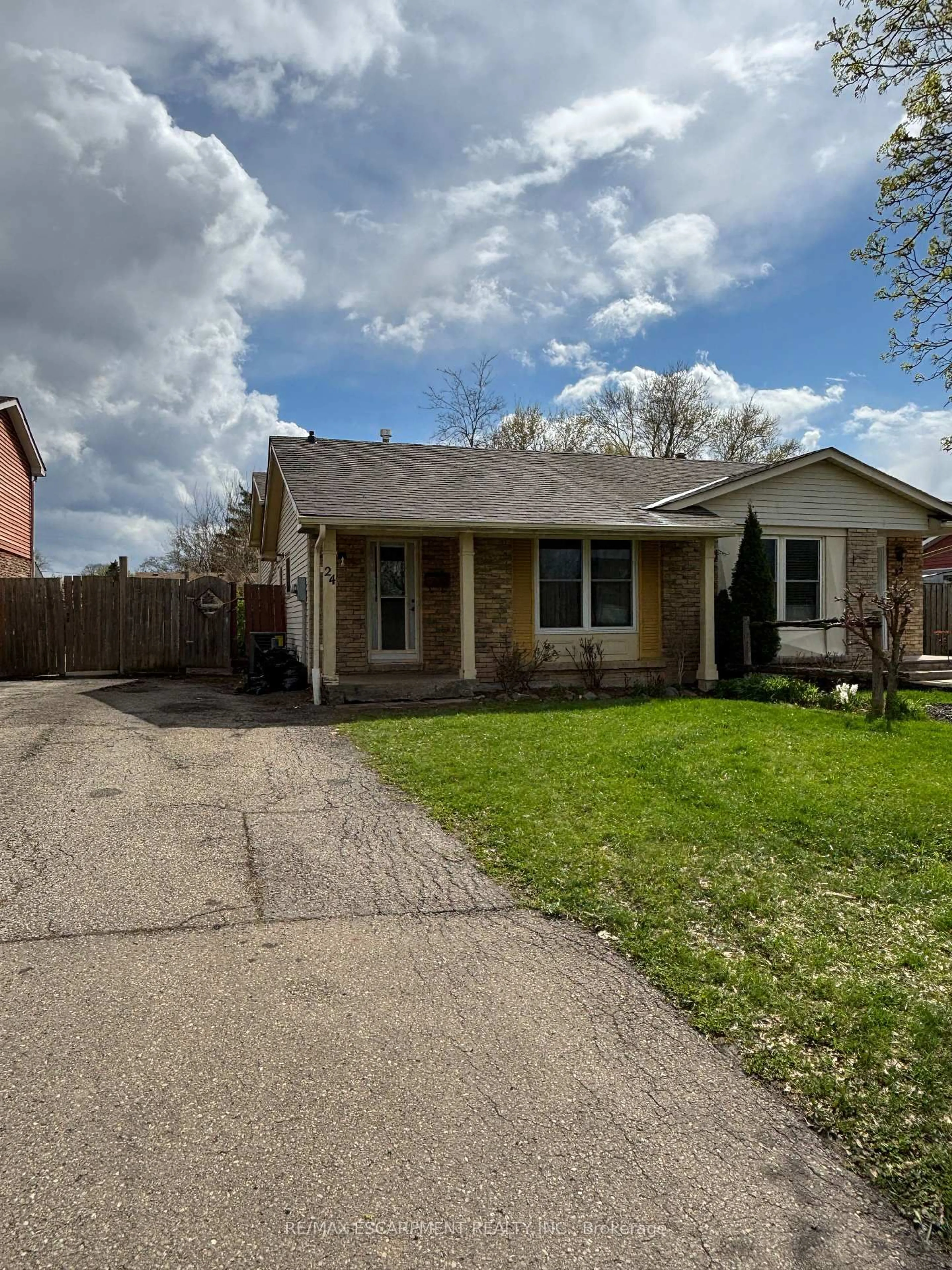 Unknown for 24 Dianne Dr, St. Catharines Ontario L2P 3R7