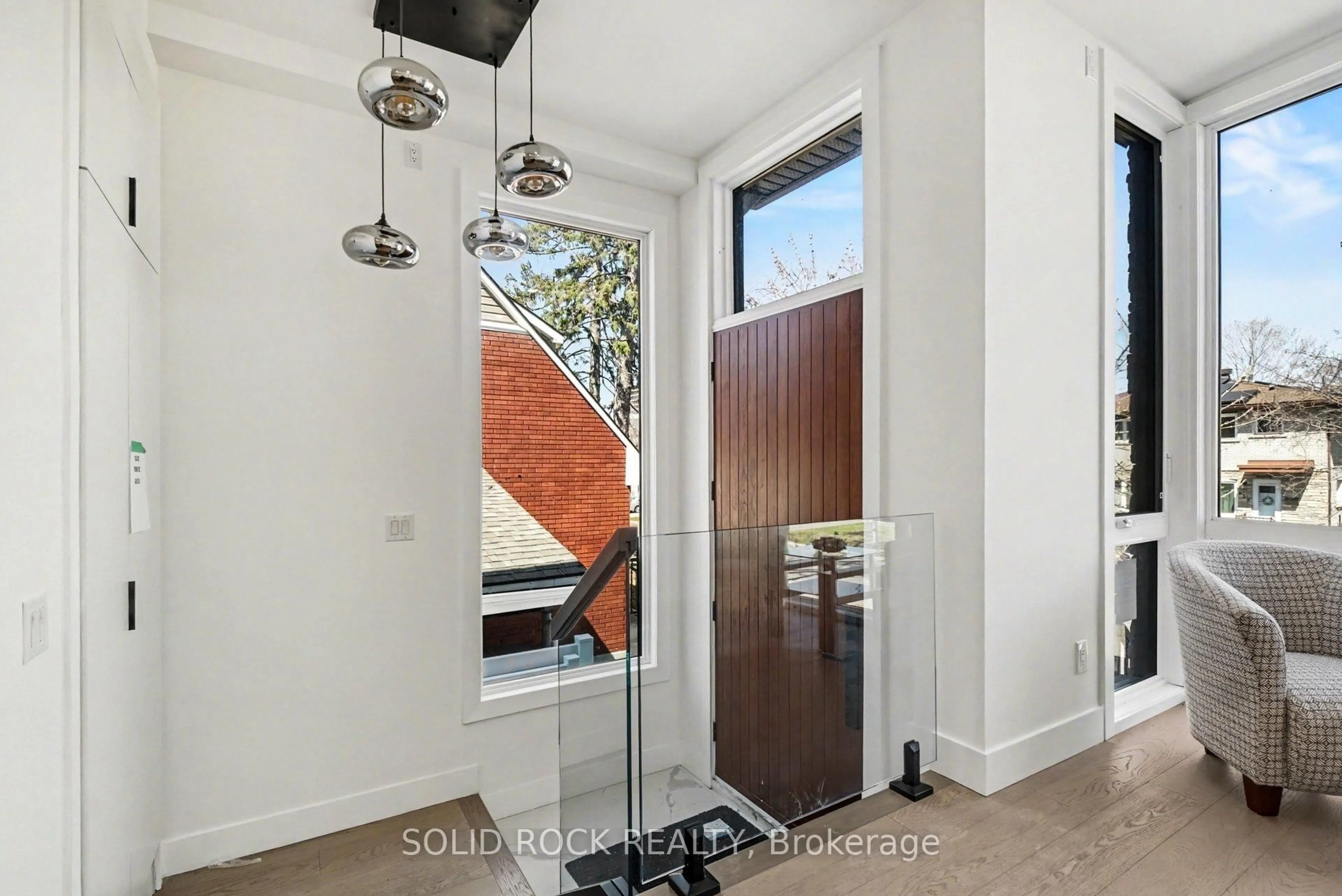 Indoor entryway for 826 Alpine Ave, Ottawa Ontario K2B 5R6
