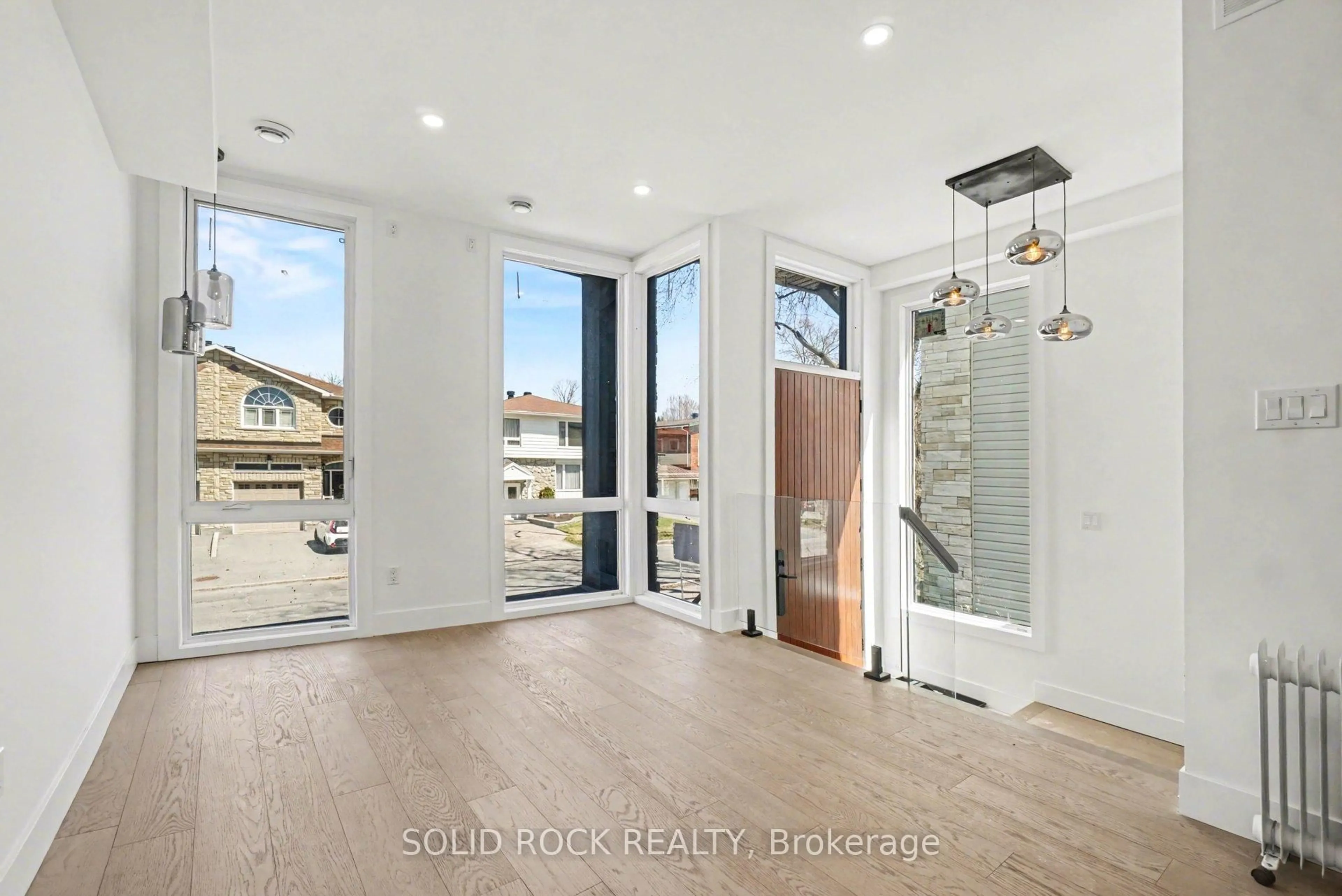 Indoor entryway for 828 Alpine Ave, Ottawa Ontario K2B 5R6