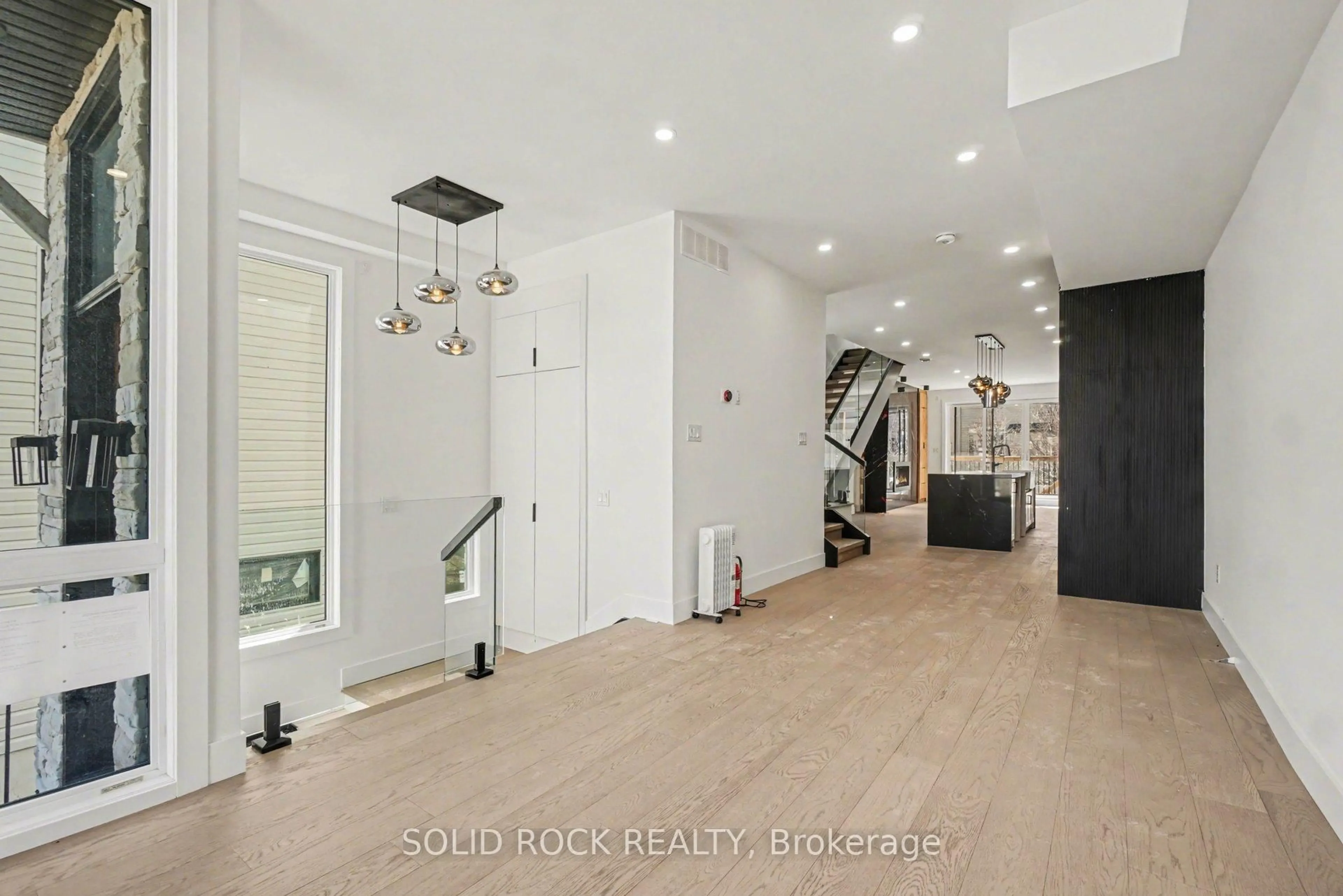Indoor entryway for 828 Alpine Ave, Ottawa Ontario K2B 5R6