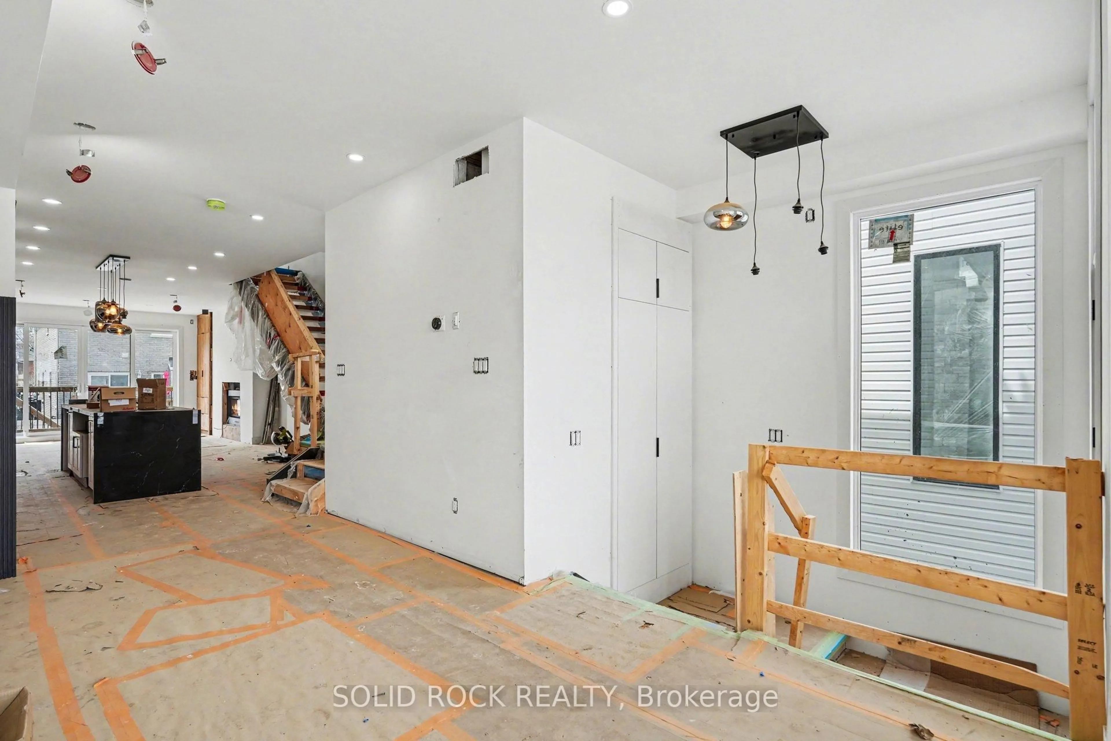 Indoor entryway for 838 Alpine Ave, Ottawa Ontario K2B 5R6