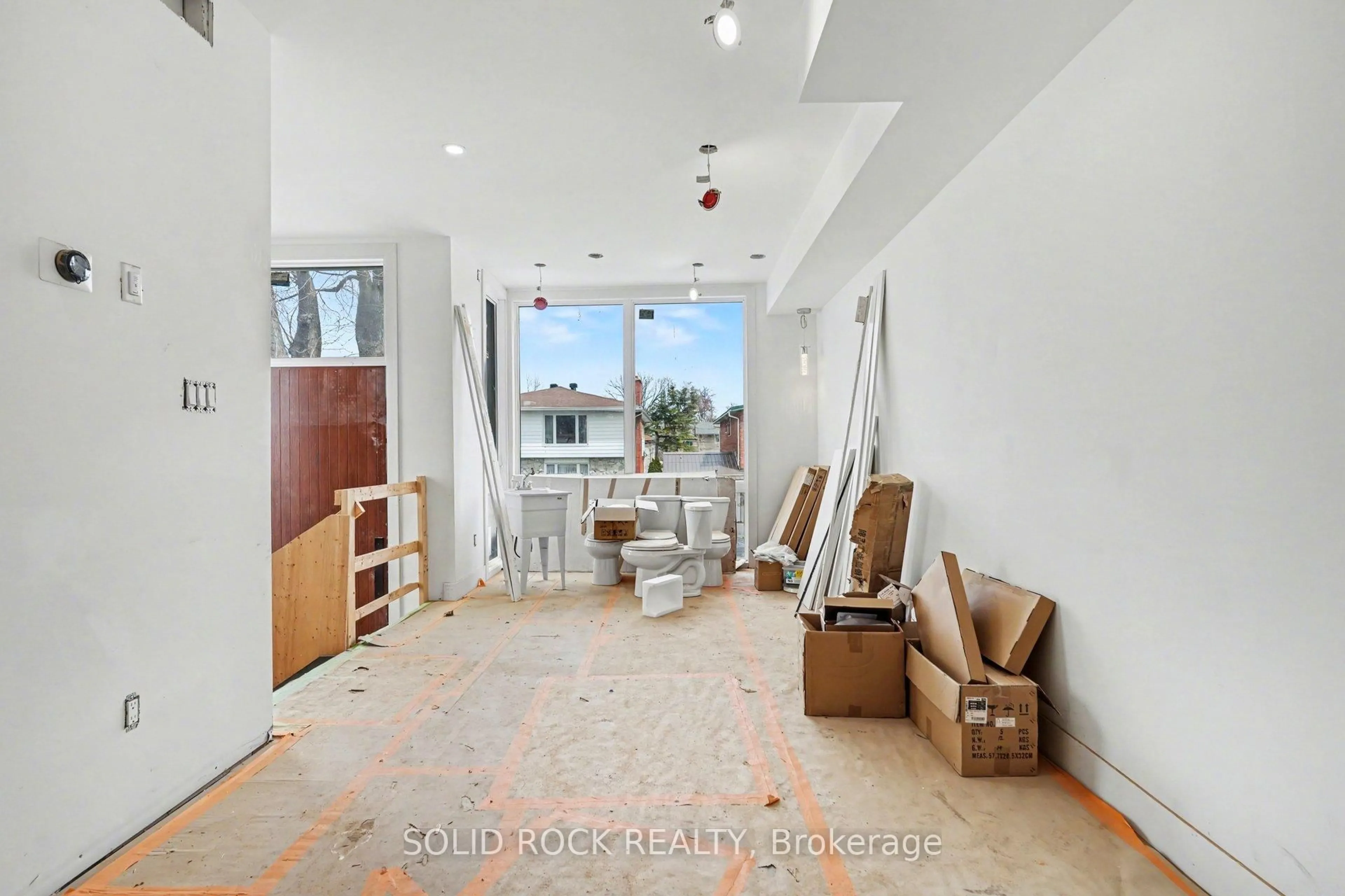 Indoor foyer for 838 Alpine Ave, Ottawa Ontario K2B 5R6