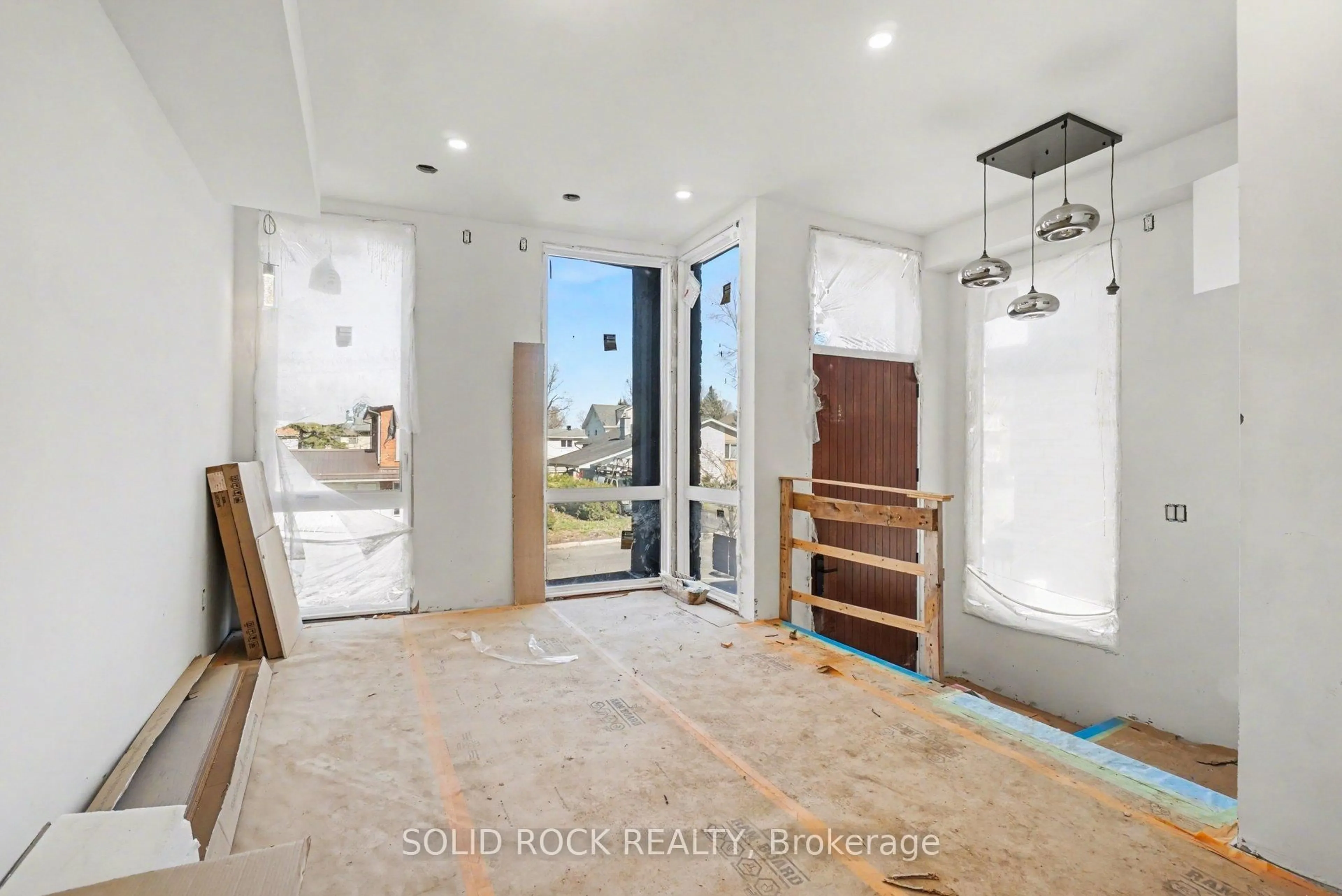 Indoor entryway for 840 Alpine Ave, Ottawa Ontario K2B 5R6