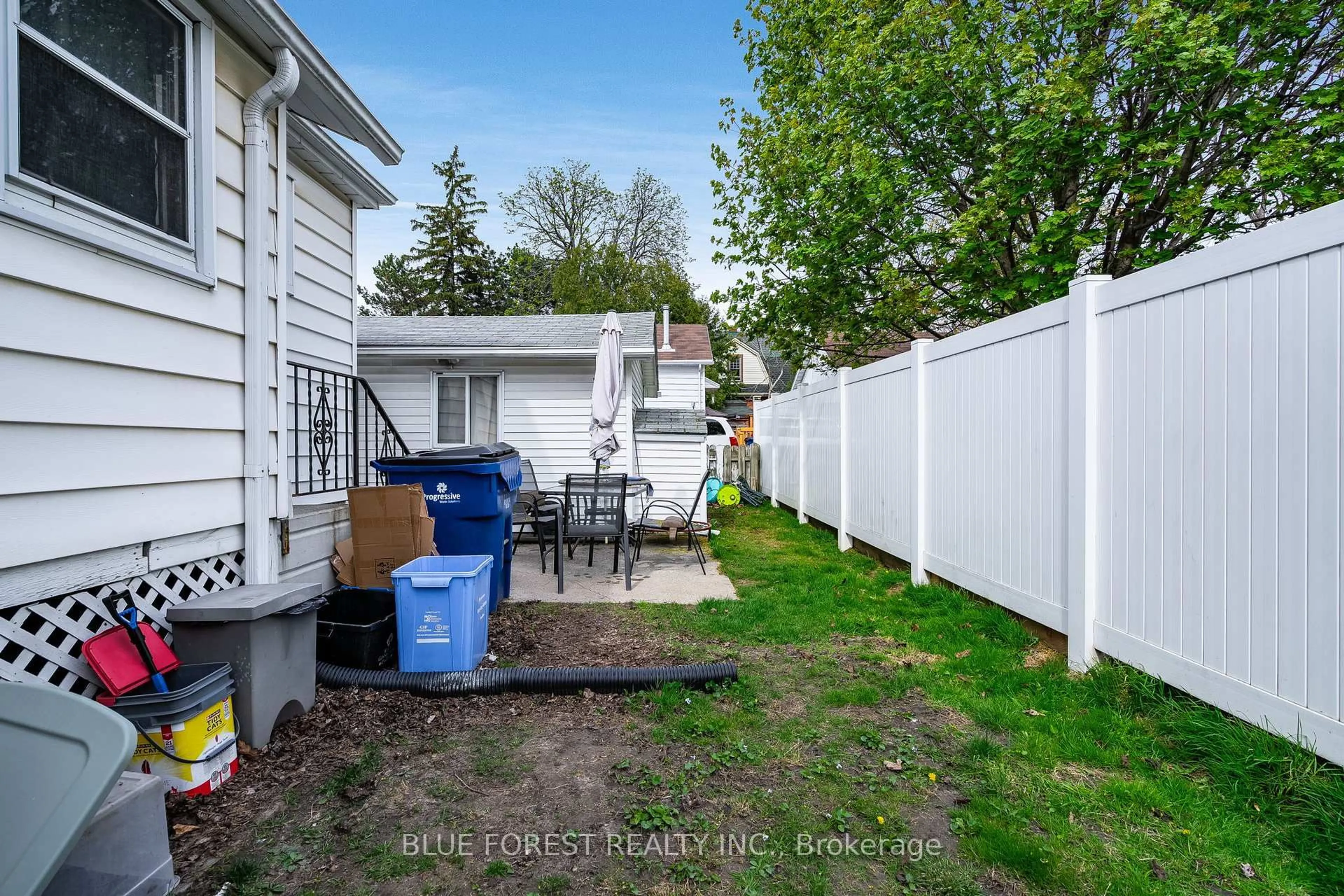 Patio, street for 30 Park Ave, Chatham-Kent Ontario N7M 3V5