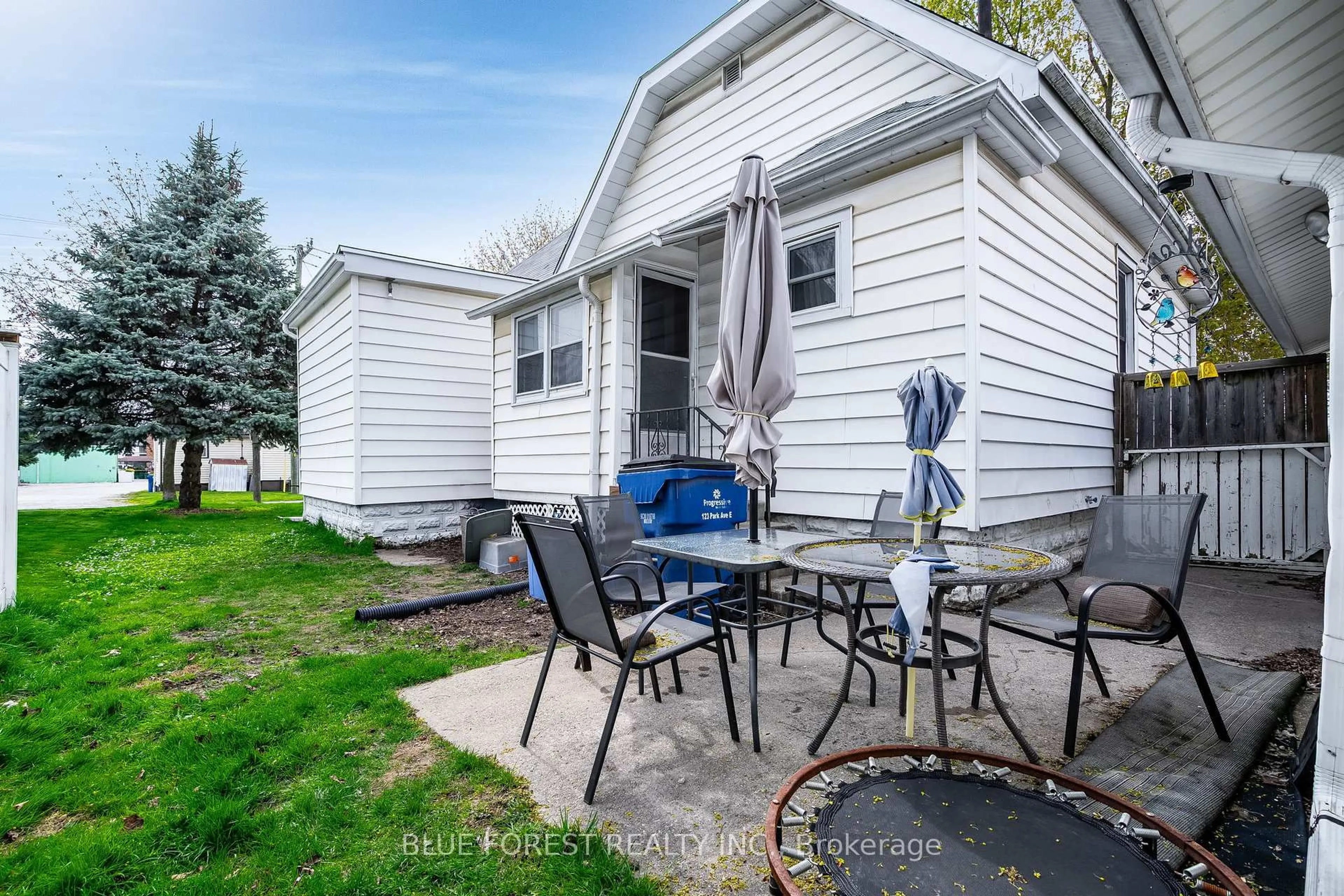 Patio, street for 30 Park Ave, Chatham-Kent Ontario N7M 3V5