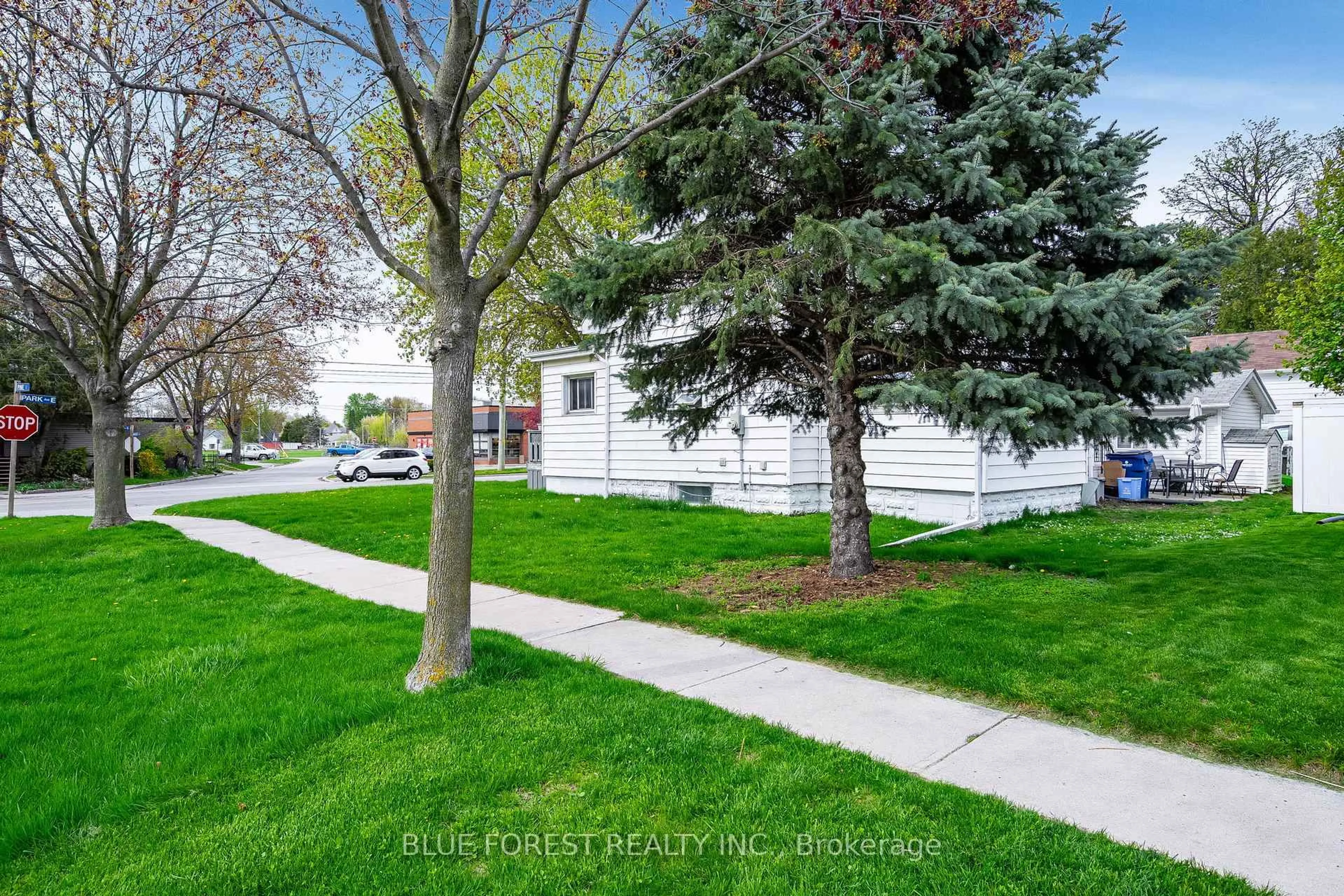 A pic from outside/outdoor area/front of a property/back of a property/a pic from drone, street for 30 Park Ave, Chatham-Kent Ontario N7M 3V5