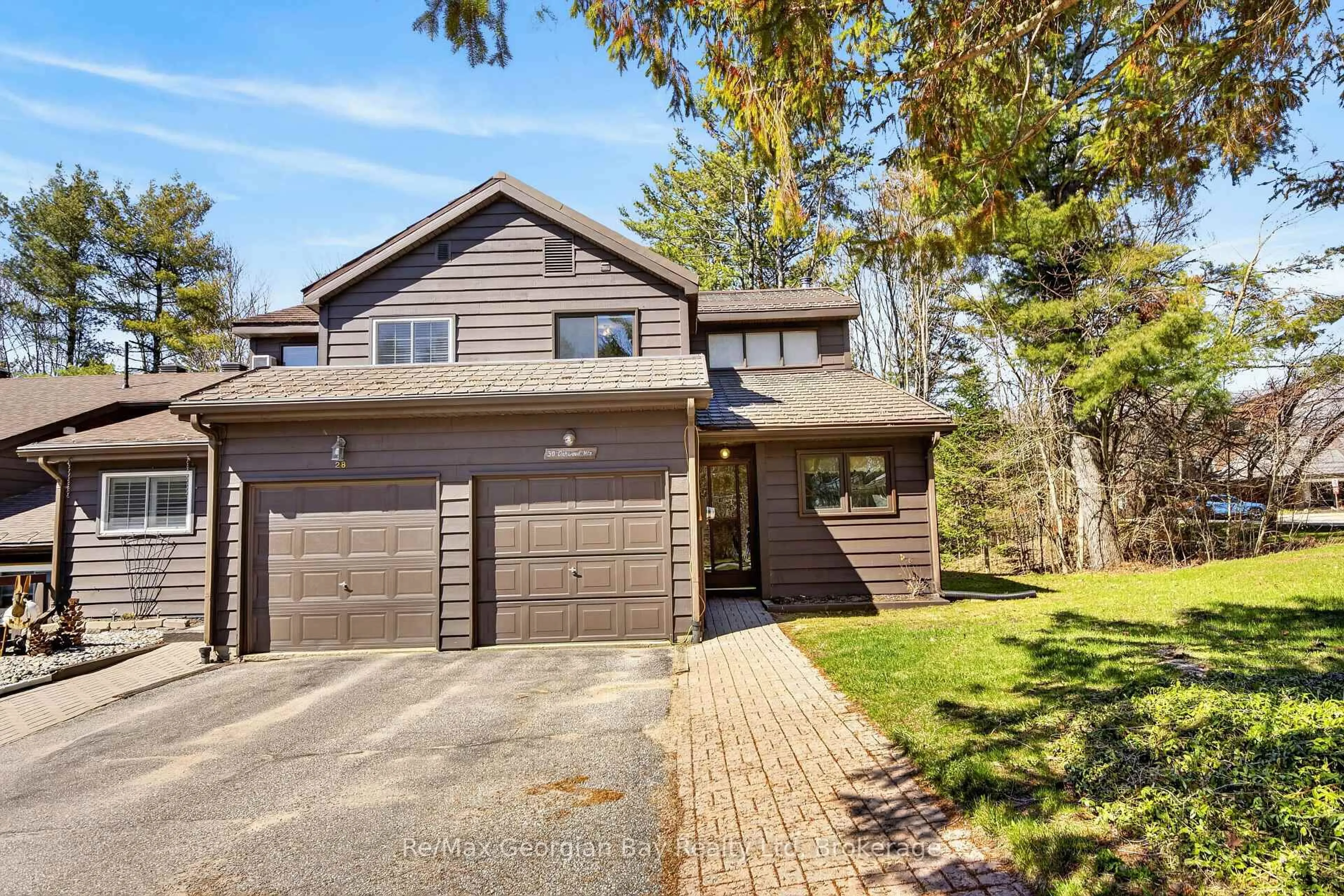 Home with vinyl exterior material, street for 30 OAKWOOD Hts, Bracebridge Ontario P1L 1M5