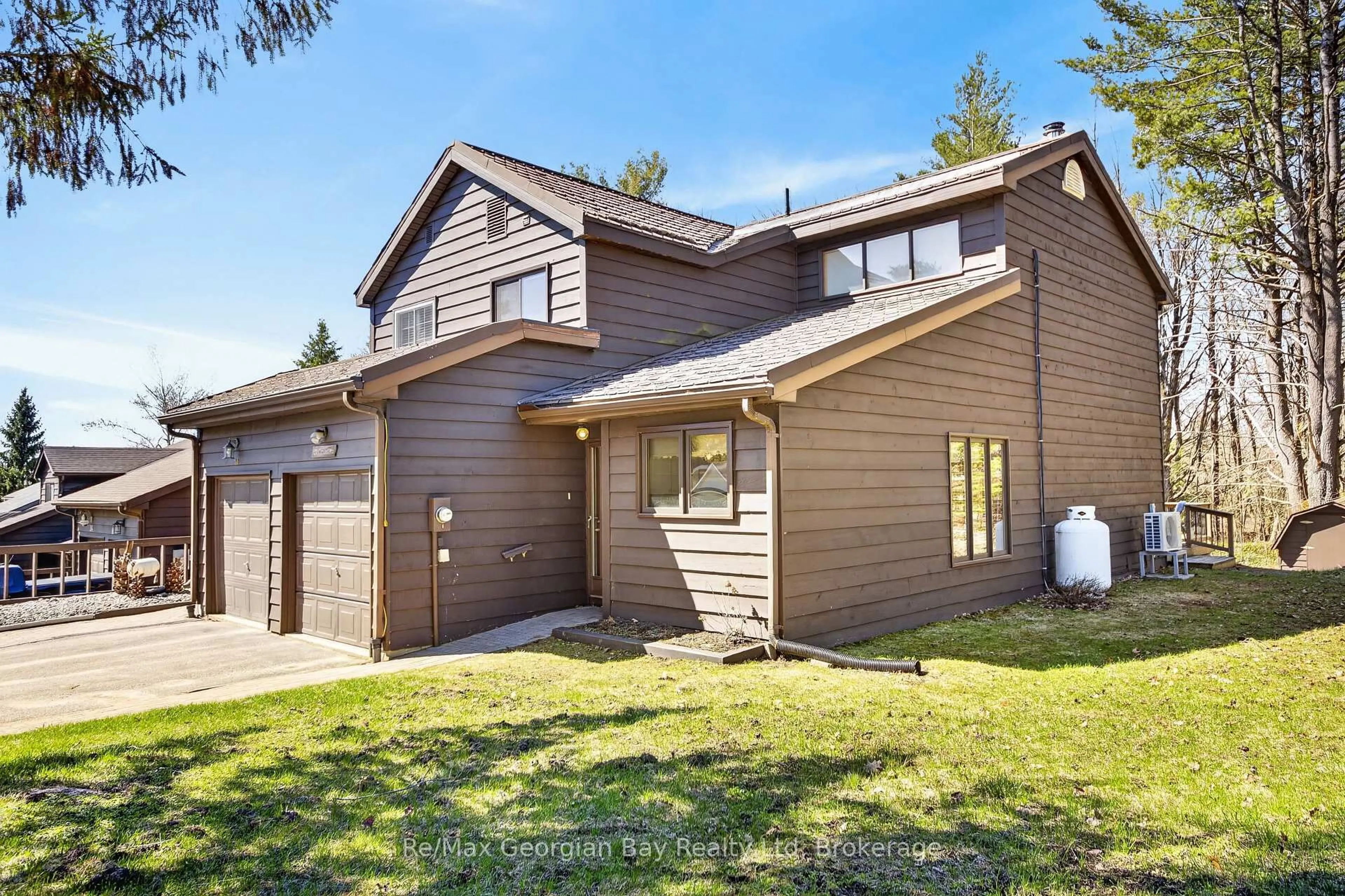 Home with vinyl exterior material, street for 30 OAKWOOD Hts, Bracebridge Ontario P1L 1M5