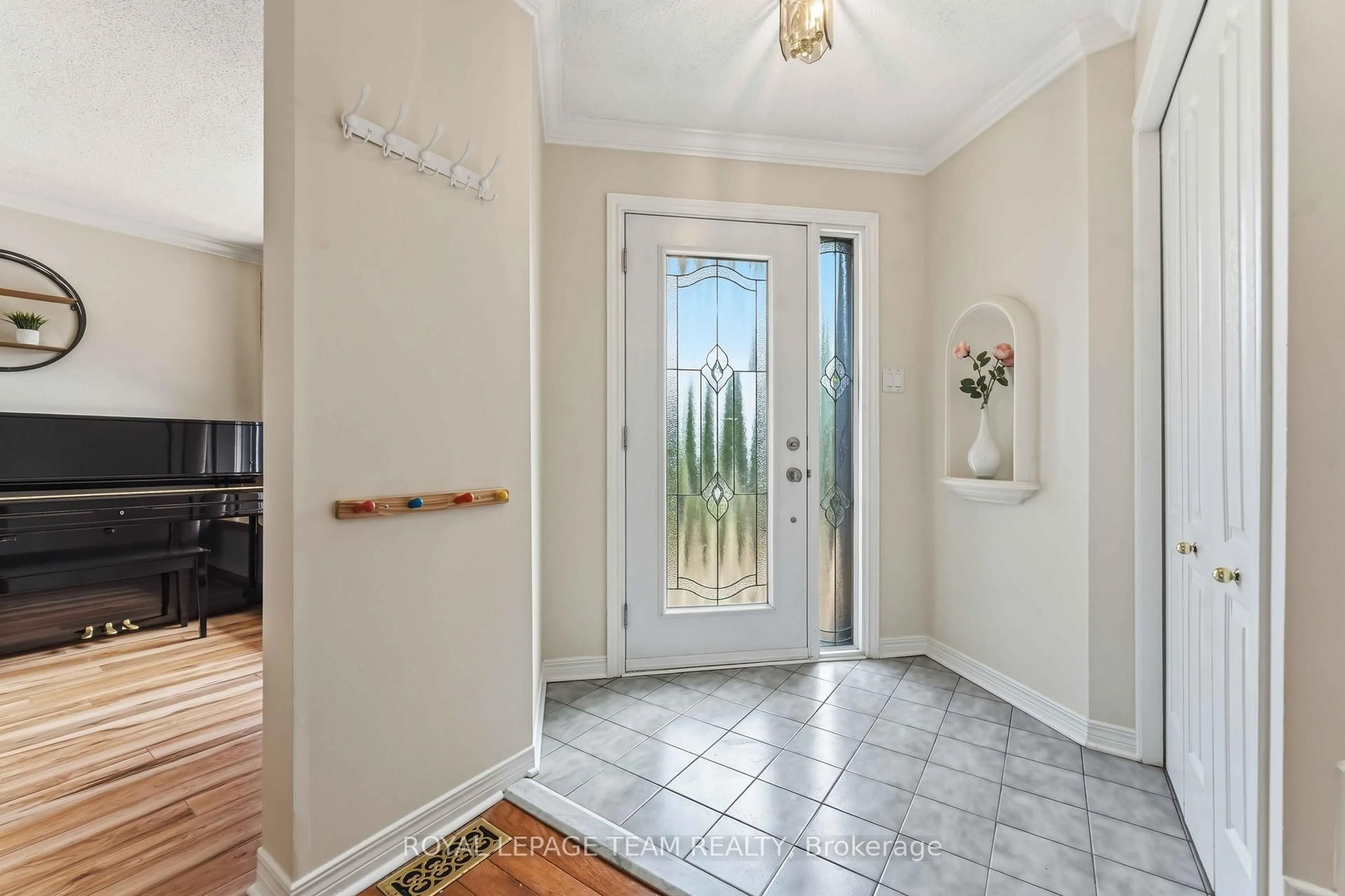 Indoor entryway for 86 Sai Cres, Ottawa Ontario K1G 5N9