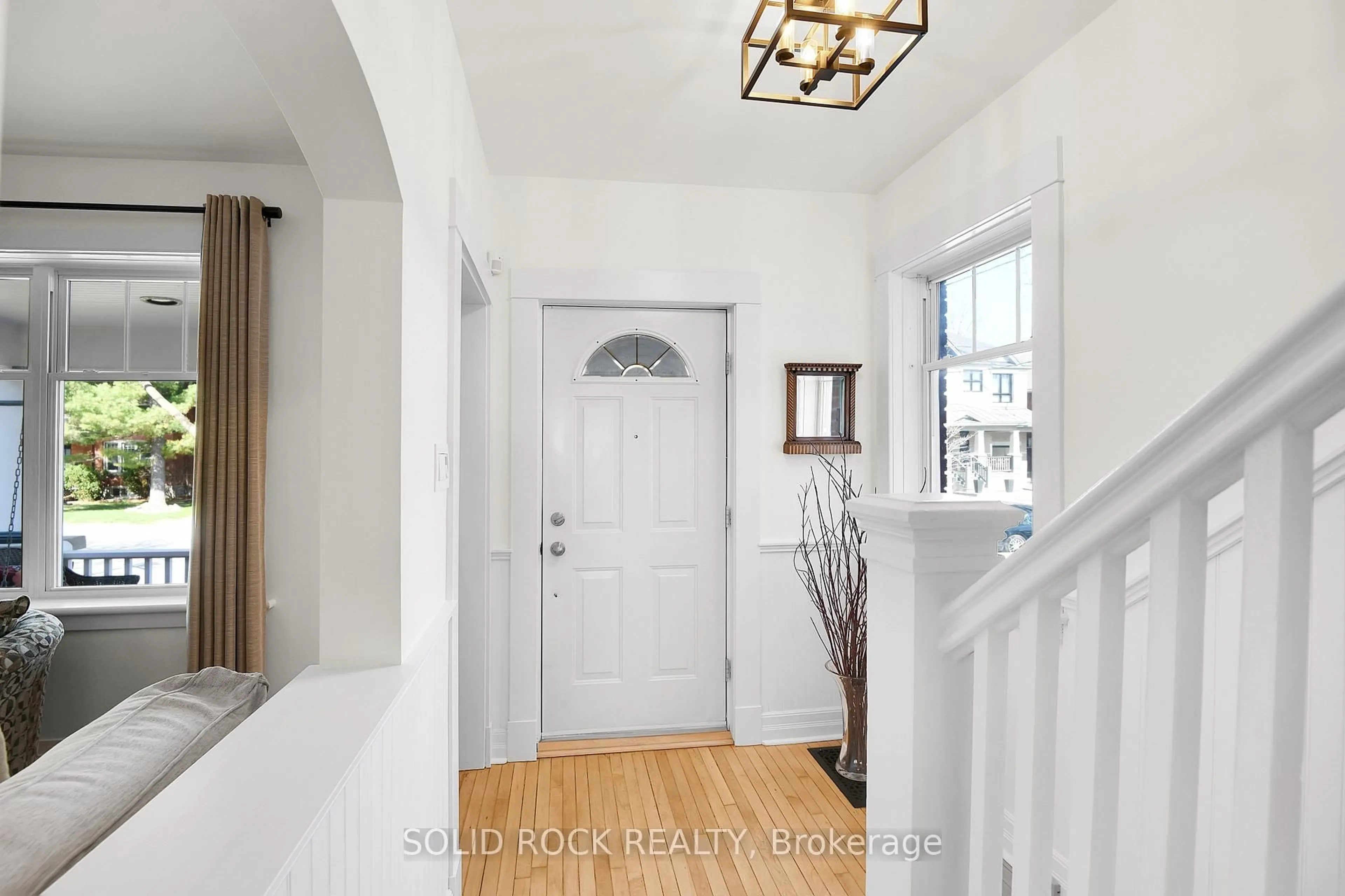 Indoor entryway for 32 Clarendon Ave, Ottawa Ontario K1Y 0P2
