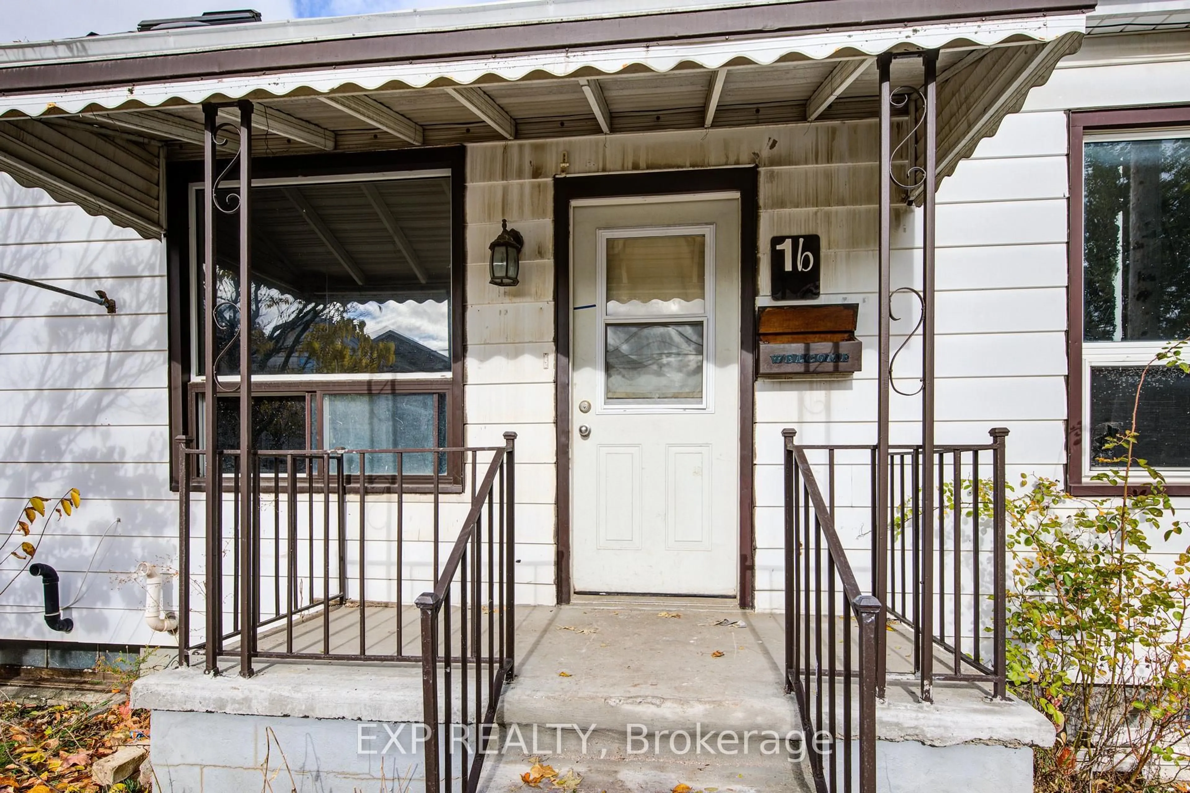 Indoor entryway for 1 Rathgar St, London East Ontario N5Z 1Y3