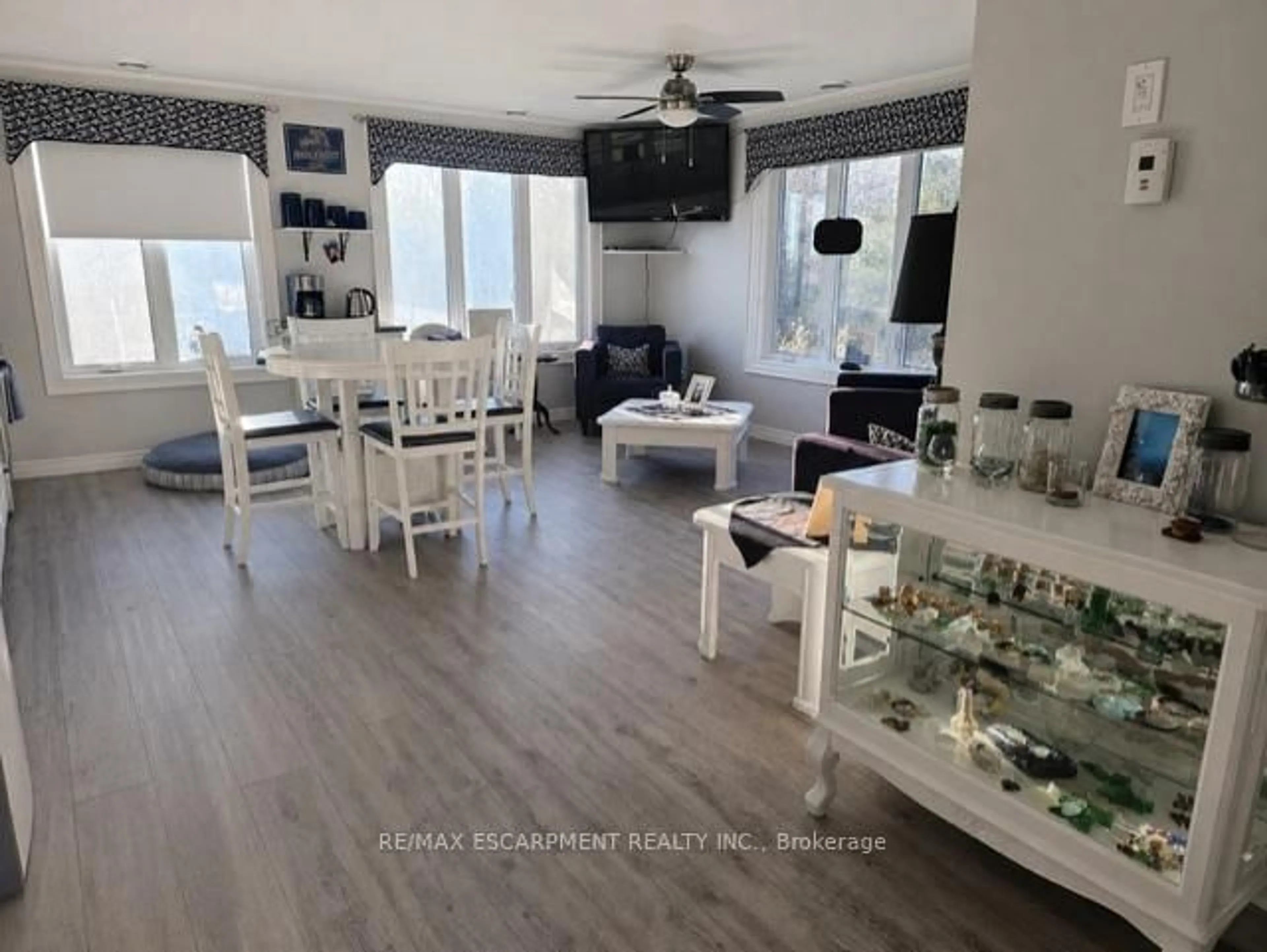 Living room with furniture, wood/laminate floor for 28 Foley Lane, Haldimand Ontario N0A 1P0