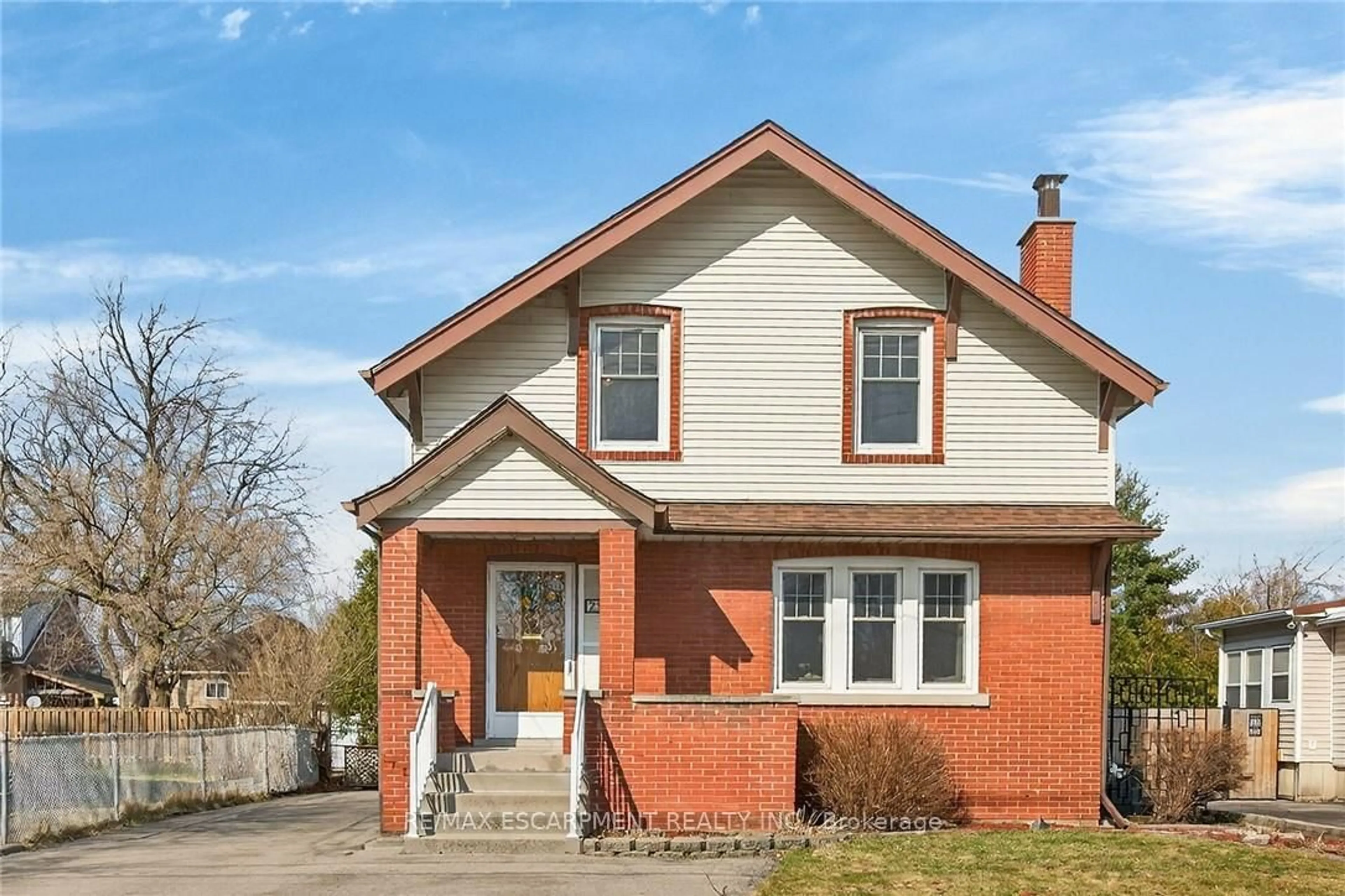 Home with brick exterior material, street for 257 QUEENSDALE Ave, Hamilton Ontario L9A 1L3