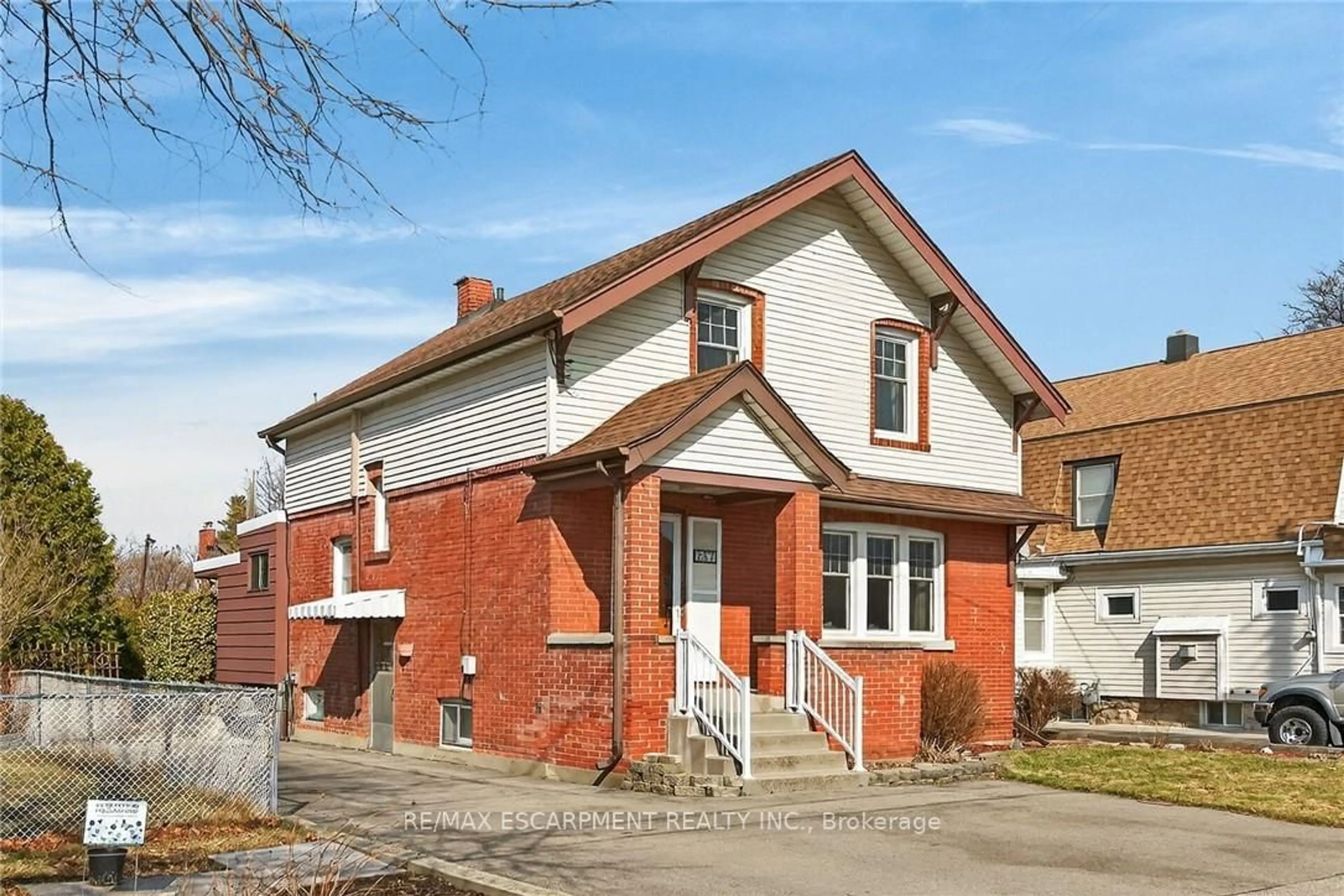 Home with brick exterior material, street for 257 QUEENSDALE Ave, Hamilton Ontario L9A 1L3