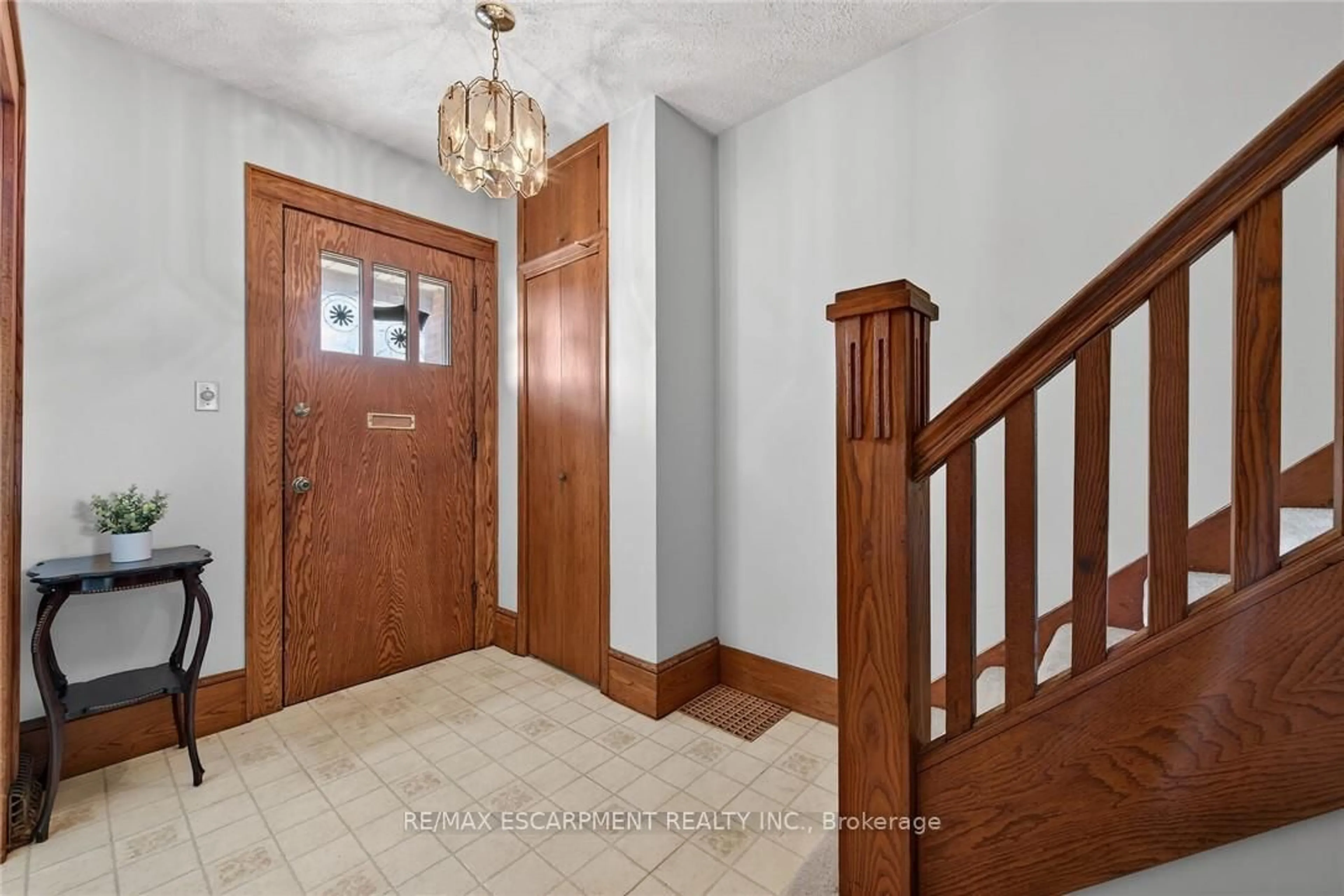 Indoor entryway for 257 QUEENSDALE Ave, Hamilton Ontario L9A 1L3