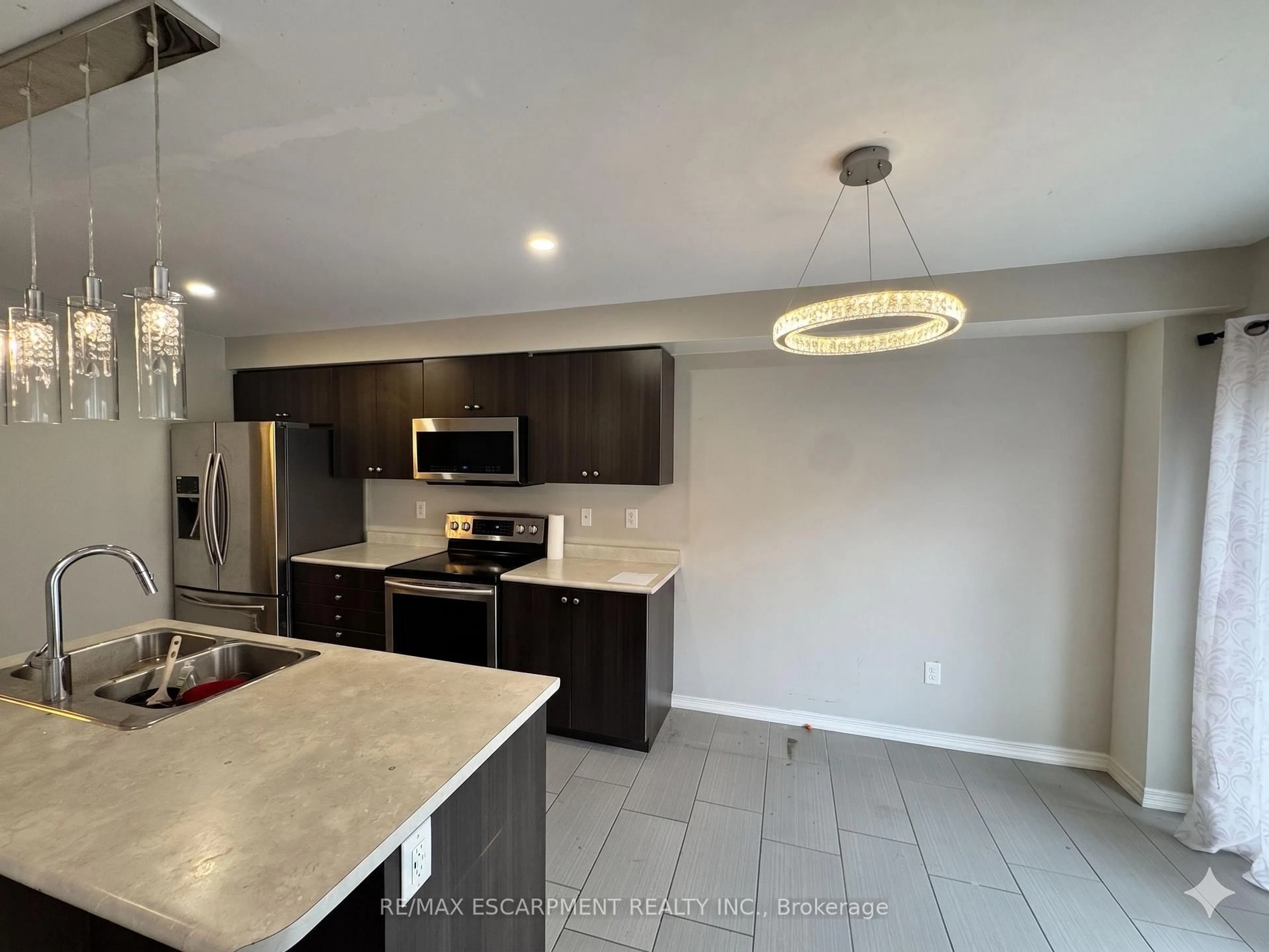 Open concept kitchen, unknown for 7774 Buckeye Cres, Niagara Falls Ontario L2H 0P2