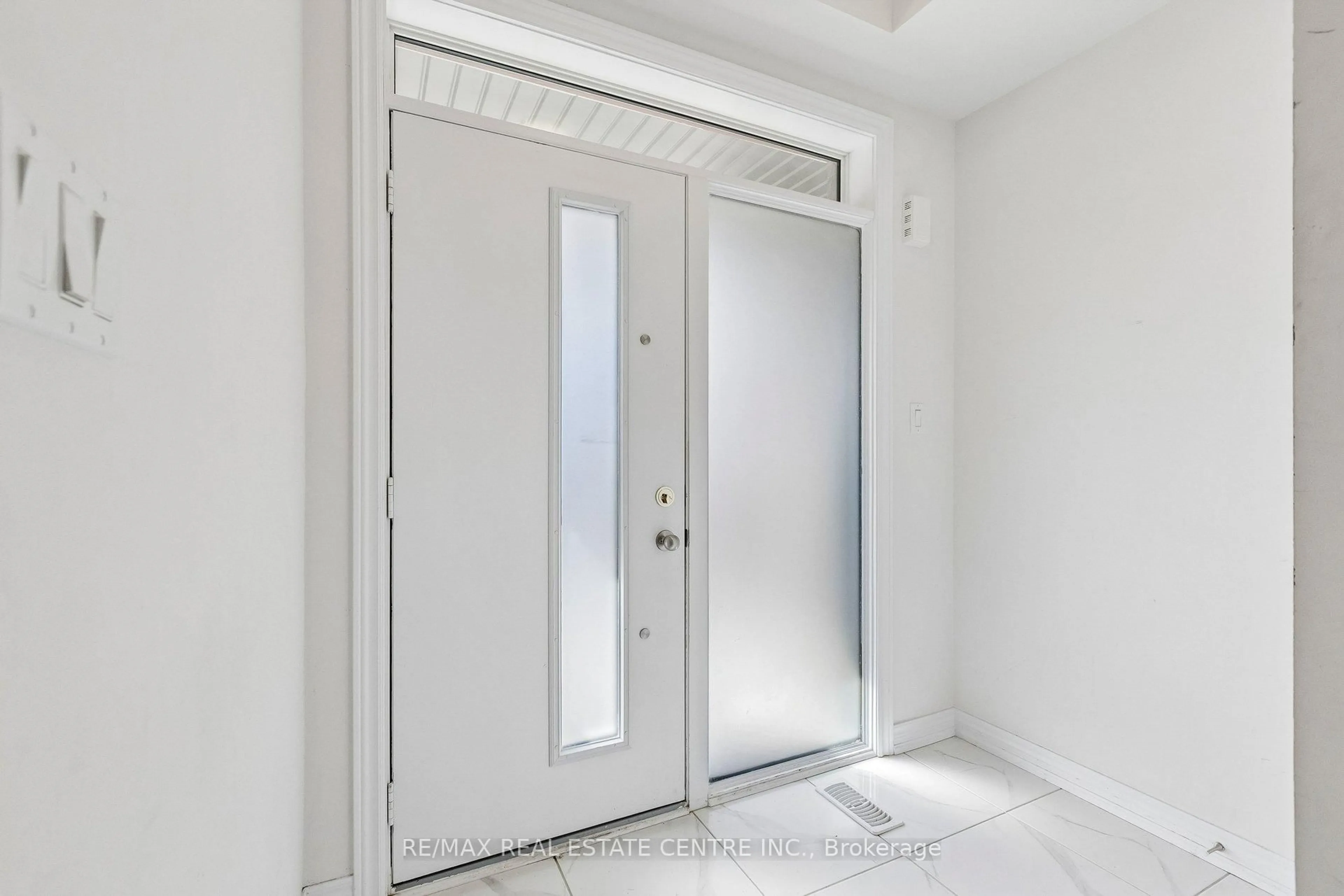 Indoor entryway for 166 Deerpath Dr #52, Guelph Ontario N1K 1W6