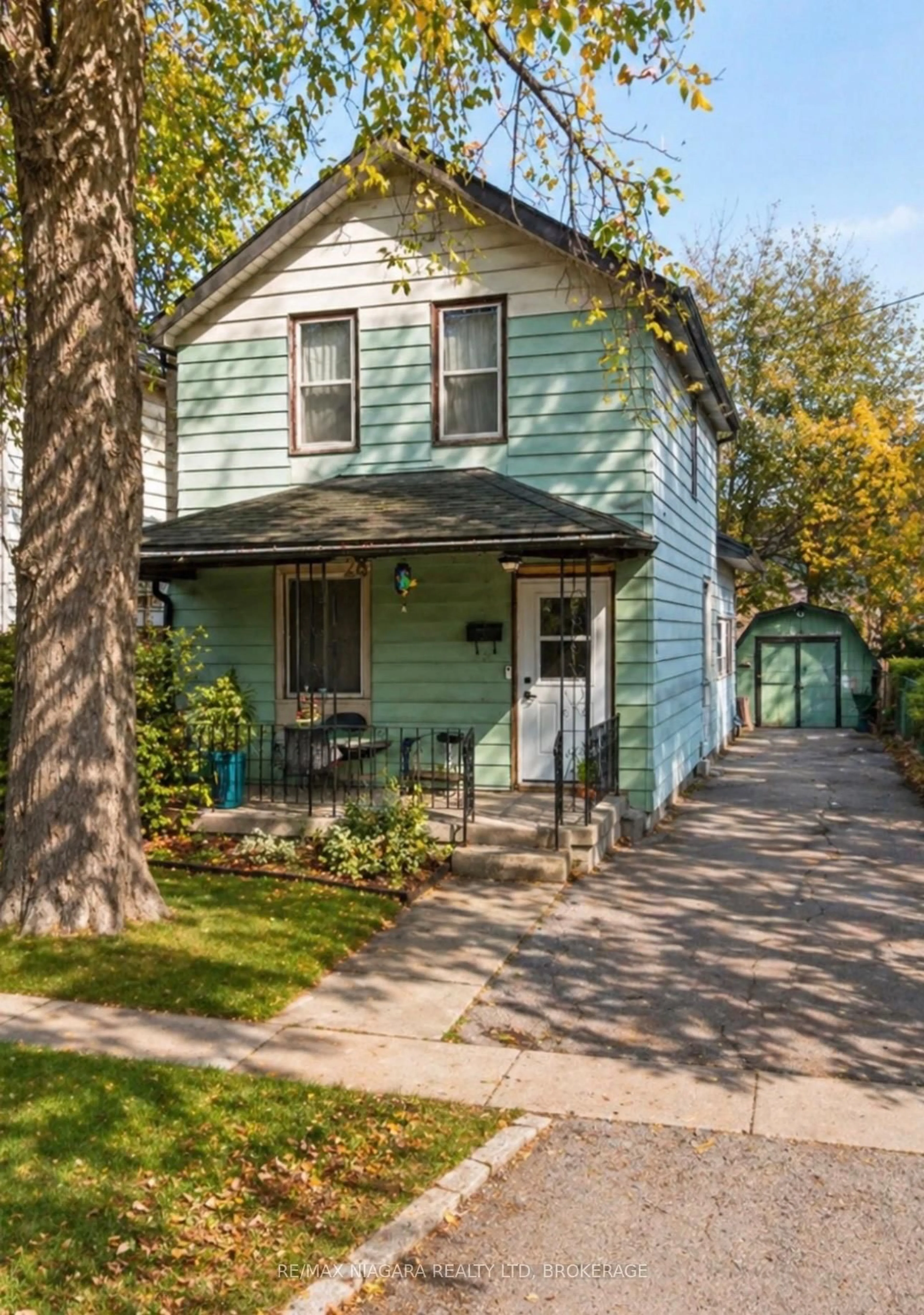 Home with vinyl exterior material, street for 28 Regent St, Thorold Ontario L2V 1T3