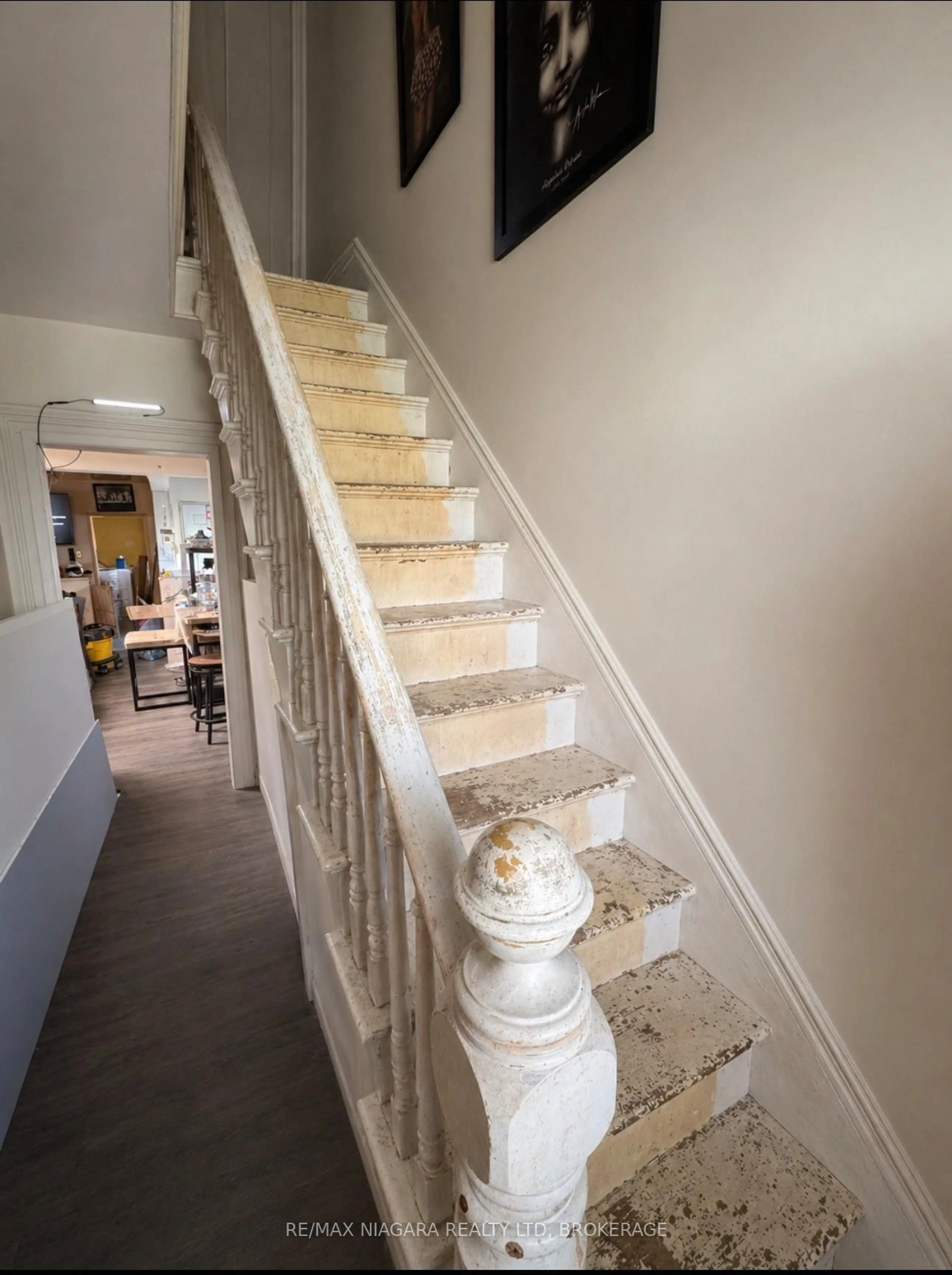 Stairs for 28 Regent St, Thorold Ontario L2V 1T3