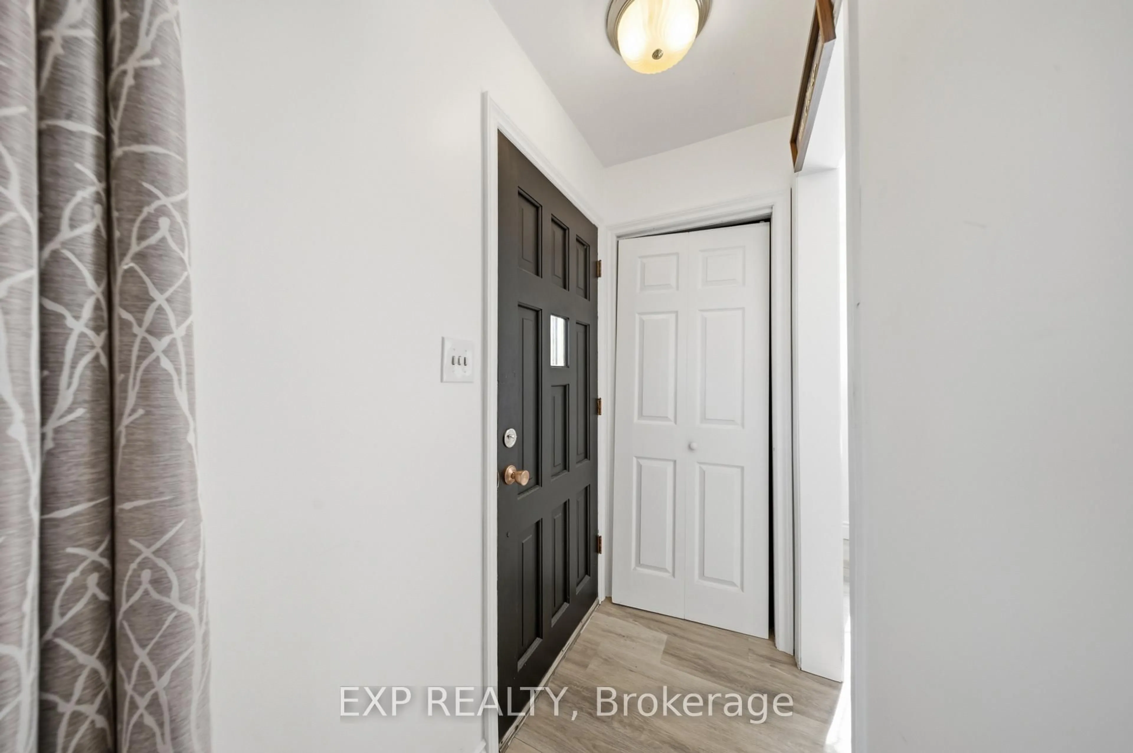 Indoor entryway for 6376 Ash St, Niagara Falls Ontario L2G 2H5