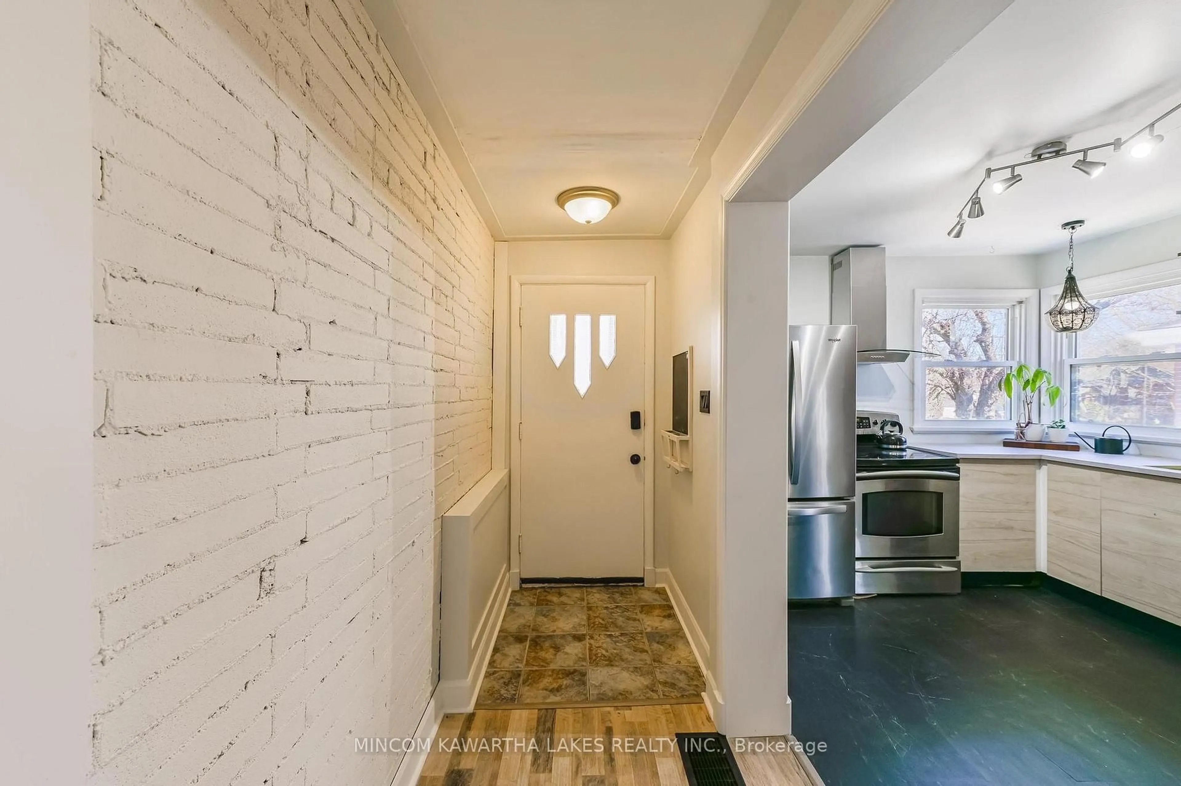 Indoor entryway for 193 Shelbourne St, Peterborough Ontario K9H 5K3