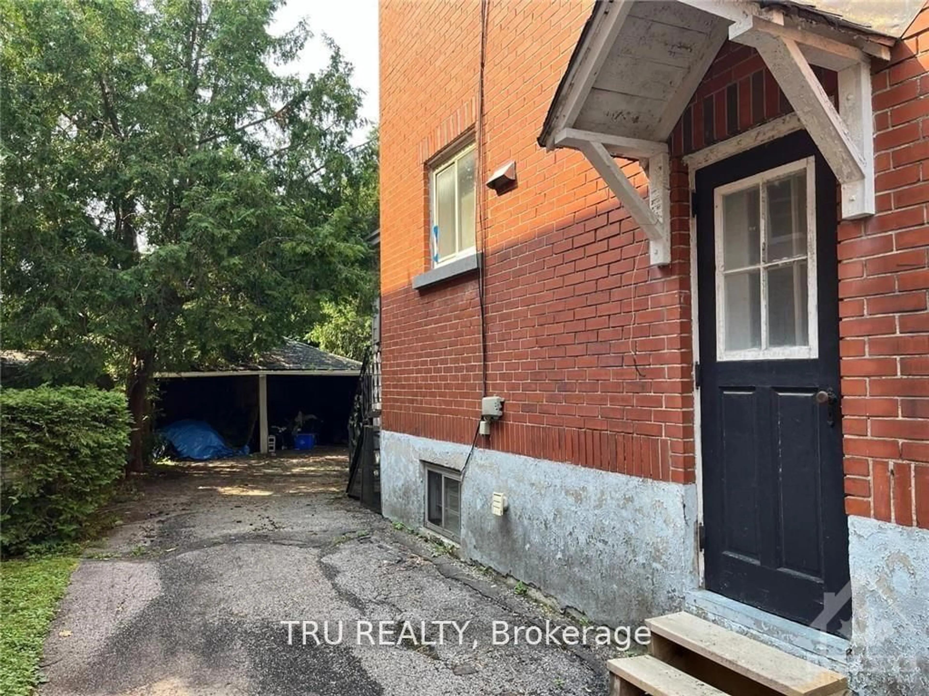 Unknown for 102 Putman Ave, Ottawa Ontario K1M 1Z6