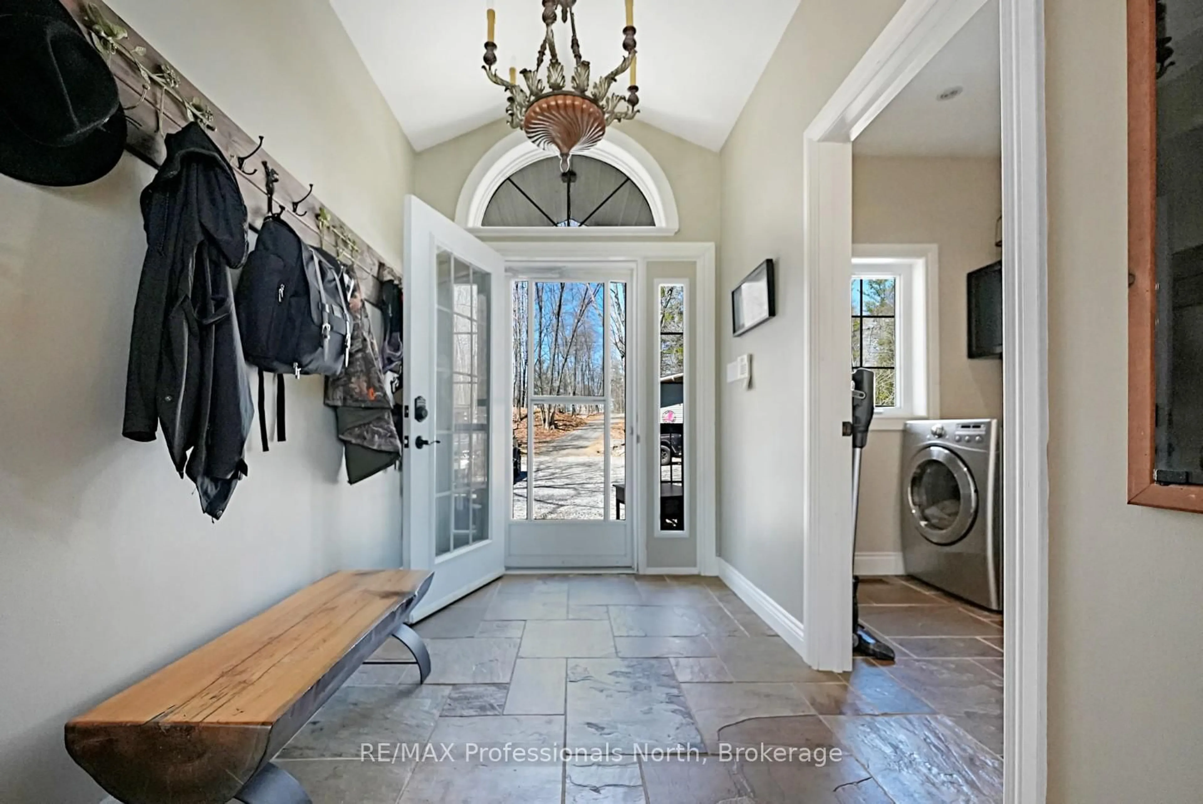 Indoor entryway for 1111 Jones Rd, Algonquin Highlands Ontario K0M 1S0